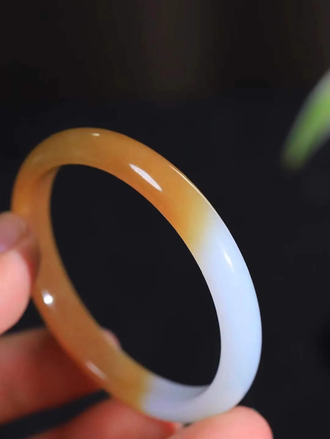 【暖玉生香·手镯】

精品和田玉糖白玉手镯，质地油润细腻，色泽高贵典雅，镯型古朴典雅。在诗情画意的雨巷相遇，你是我腕间的一抹风情，有你眸有深情，清风荡漾湖间静水，我愿俯身低眉，在烟波涟漪处，寻你深情倩影。内径51.5mm尺寸8.5-5.6mm重20.8克fDL-181171100