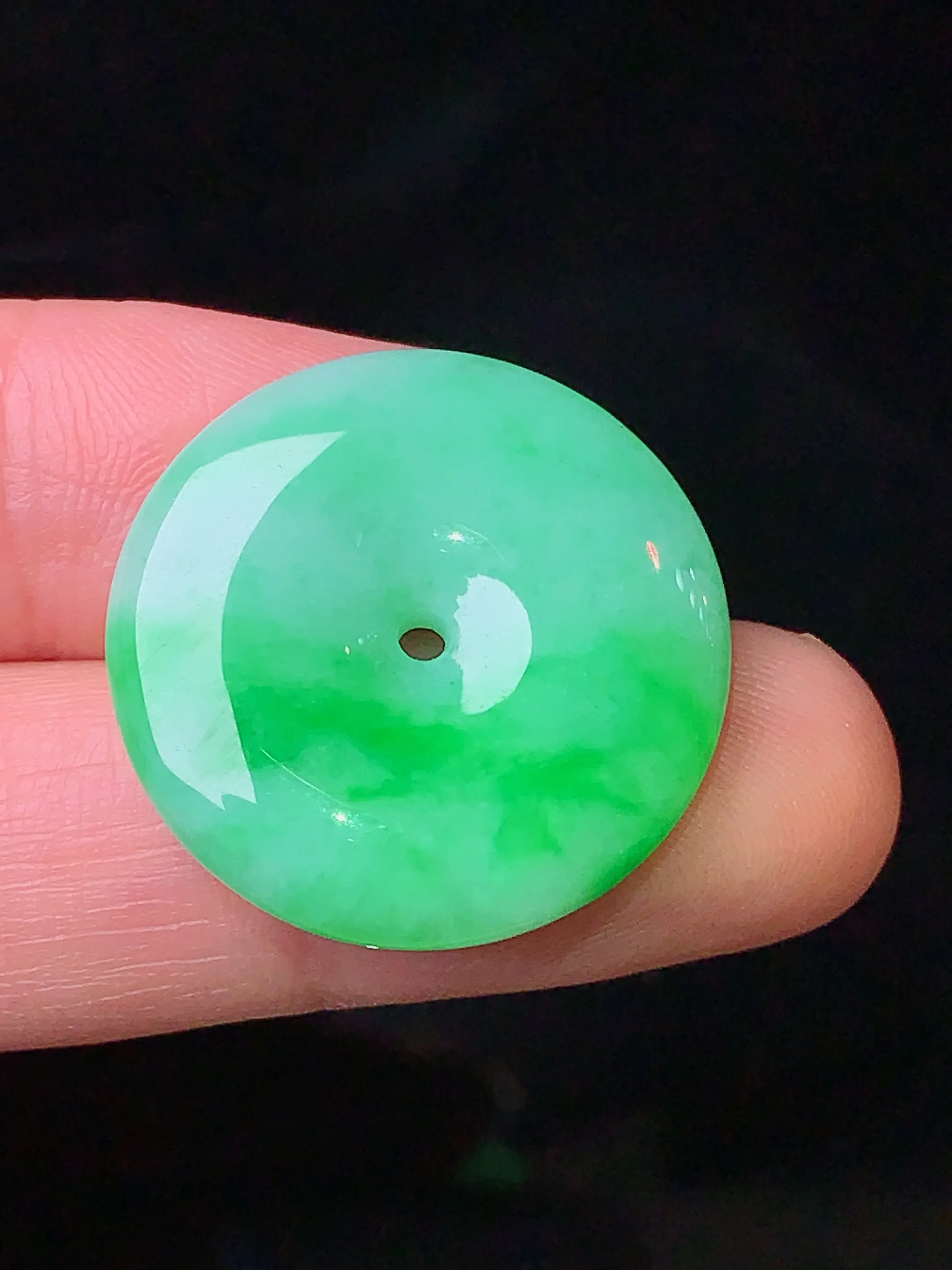 翠绿平安扣吊坠 玉质细腻 色泽清新艳丽 整体尺寸23.5*5