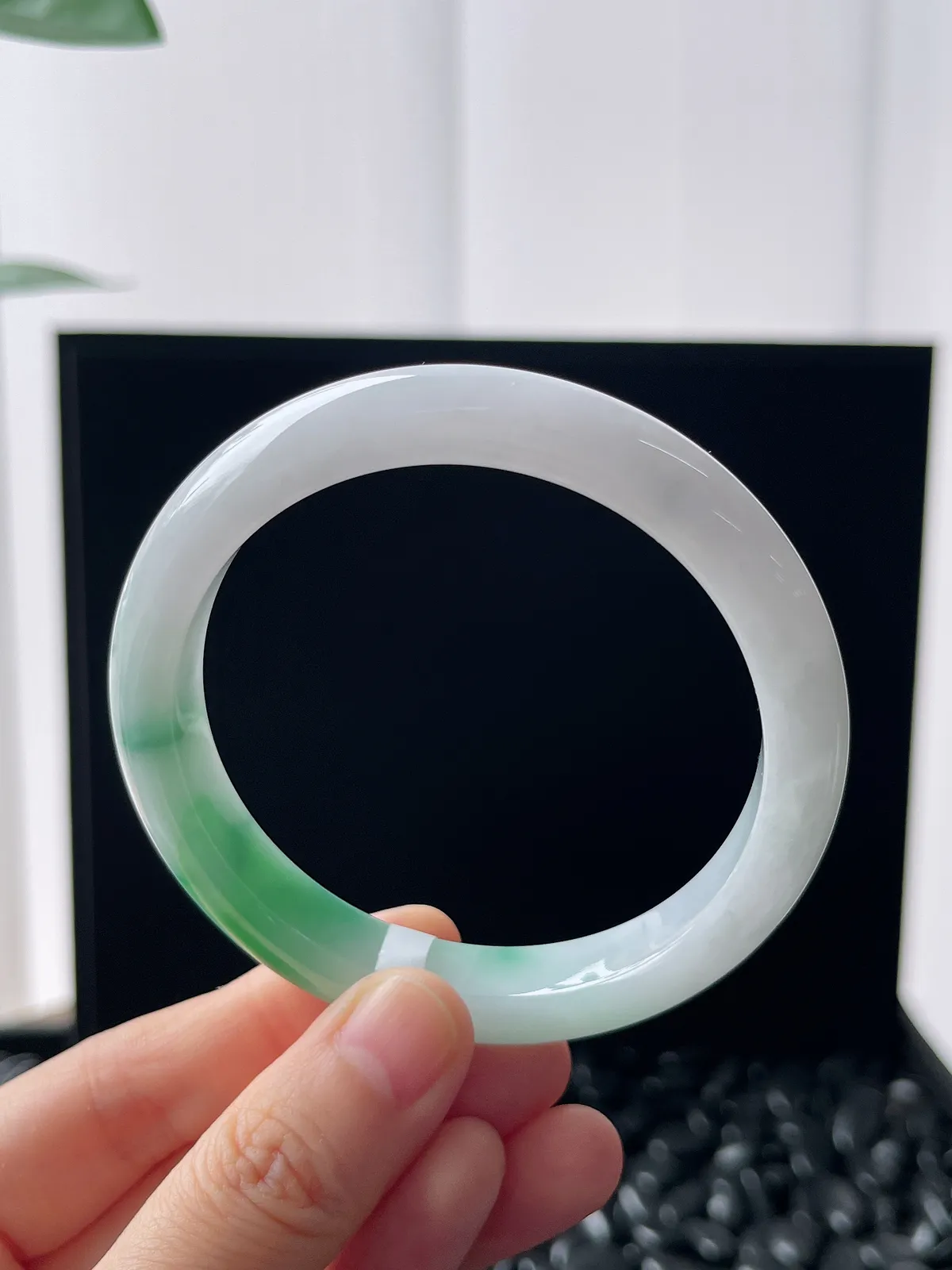 正圈57.5圈口，翡翠糯化种飘绿手镯，白底青