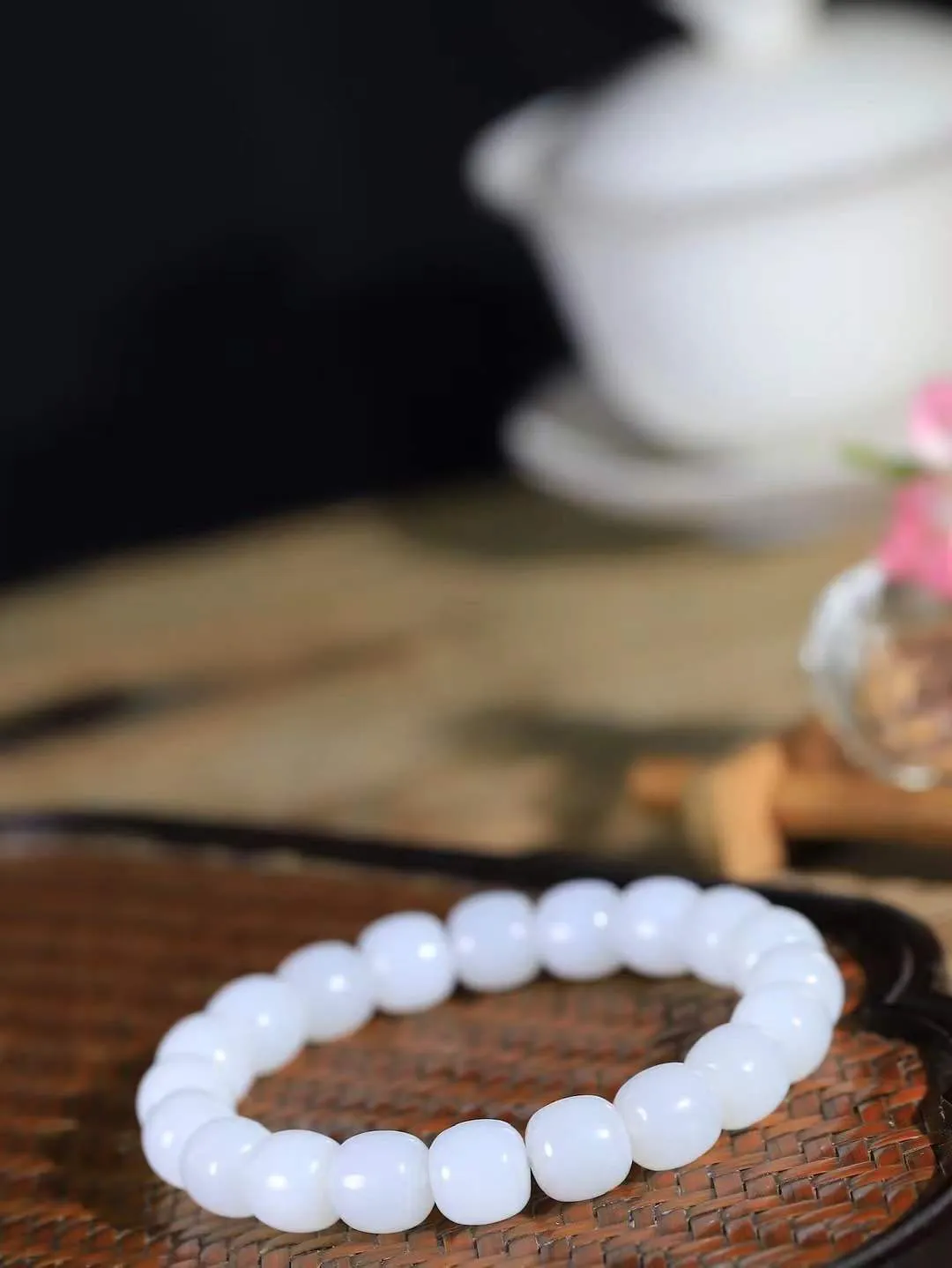 （老型珠.手串）

精品 和田玉白玉老型珠手串，玉质细腻油润 饱满光滑 质朴无华，悠远简单，人心境