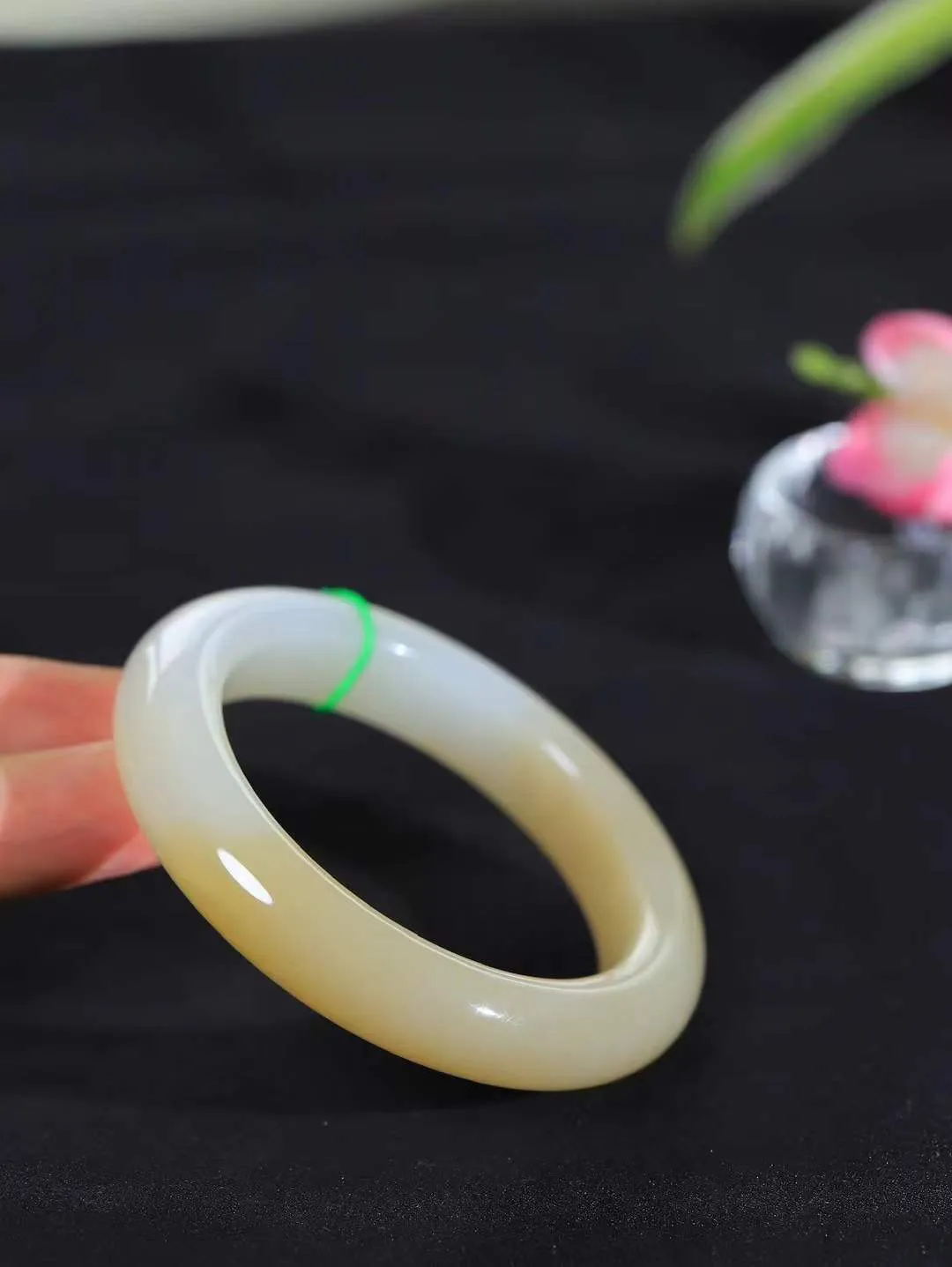 【暖玉生香·手镯】

精品和田玉糖白玉手镯，质地油润细腻，色泽高贵典雅，镯型古朴典雅。在诗情画意的雨巷相遇，你是我腕间的一抹风情，有你眸有深情，清风荡漾湖间静水，我愿俯身低眉，在烟波涟漪处，寻你深情倩影。内径53.5mm尺寸12.7-10.3mm重64.3克  691151251T