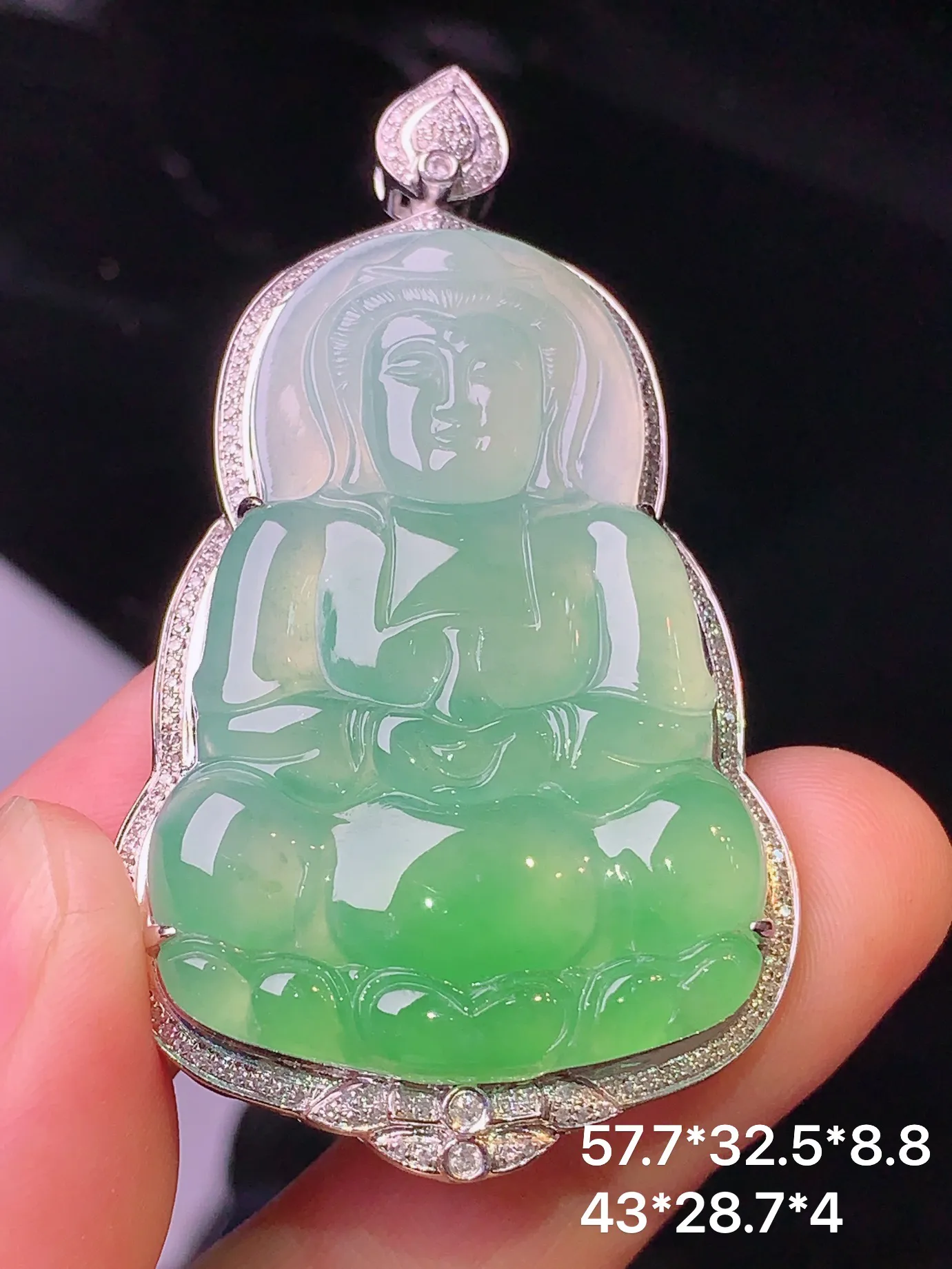 18k金钻镶嵌翠绿观音吊坠 玉质细腻 色泽清新艳丽 整体尺寸57.7*32.5*8.8
