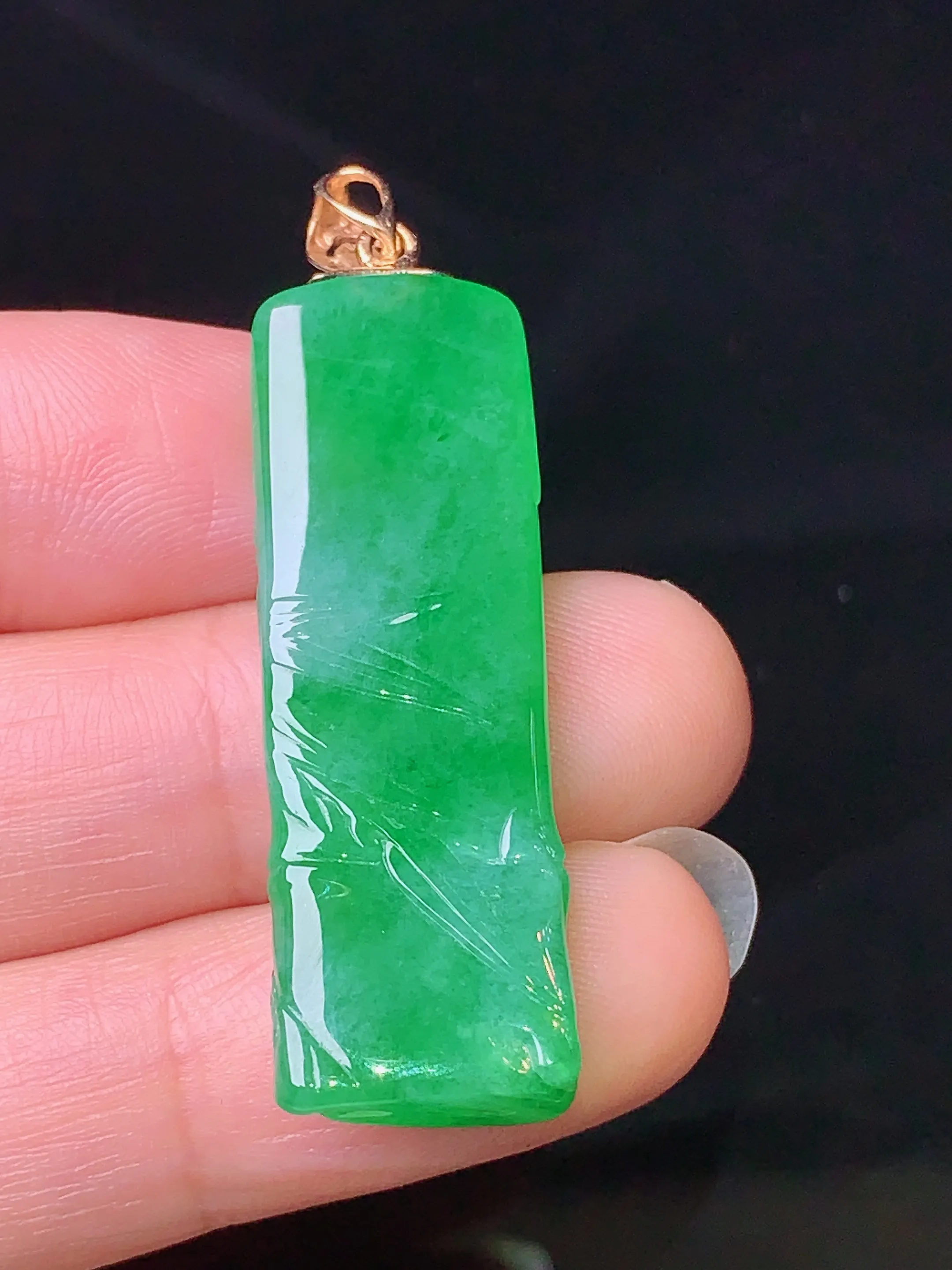 18k金镶嵌翠绿竹节吊坠 玉质细腻 色泽清新艳丽 裸石尺寸38*12.5*4.8