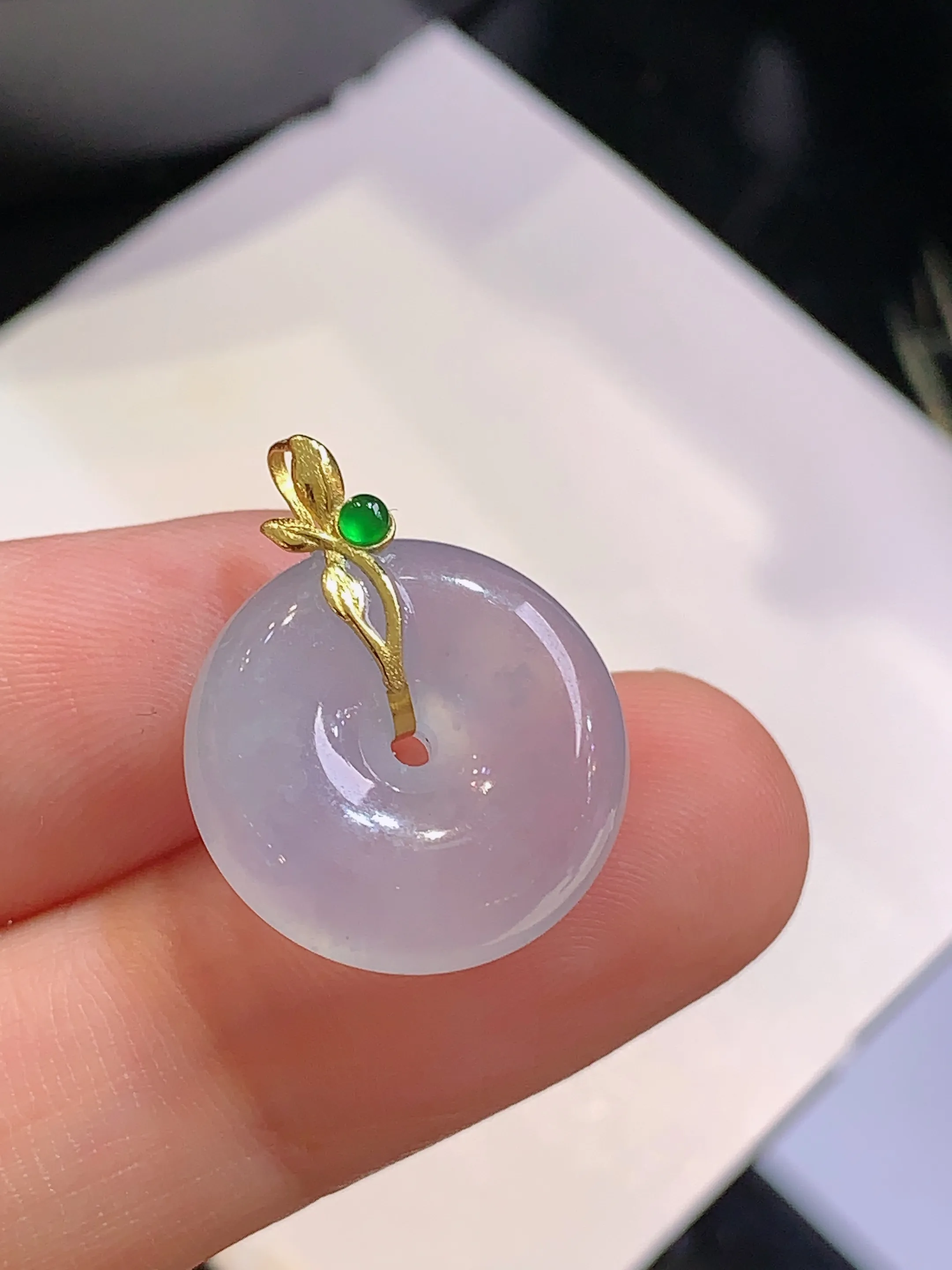 18k金镶嵌冰种平安扣吊坠 玉质细腻 色泽清新艳丽 整体尺寸20.5*16.2*5.6