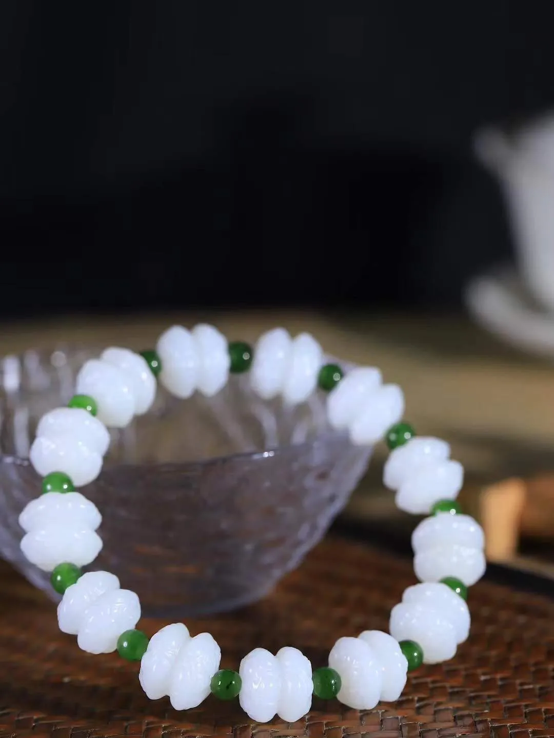 【莲花.手串】

精品和田玉白玉莲花手串，器形优雅，小巧精致，翠色浓郁，玉质细腻油润、手感上佳，颗颗精雕莲花，将荷花出淤泥而不染，濯清涟而不妖的气韵，刻画的淋漓尽致。尺寸取一11.5-12.8-12.2mm，重43.6克 FDA-361101220