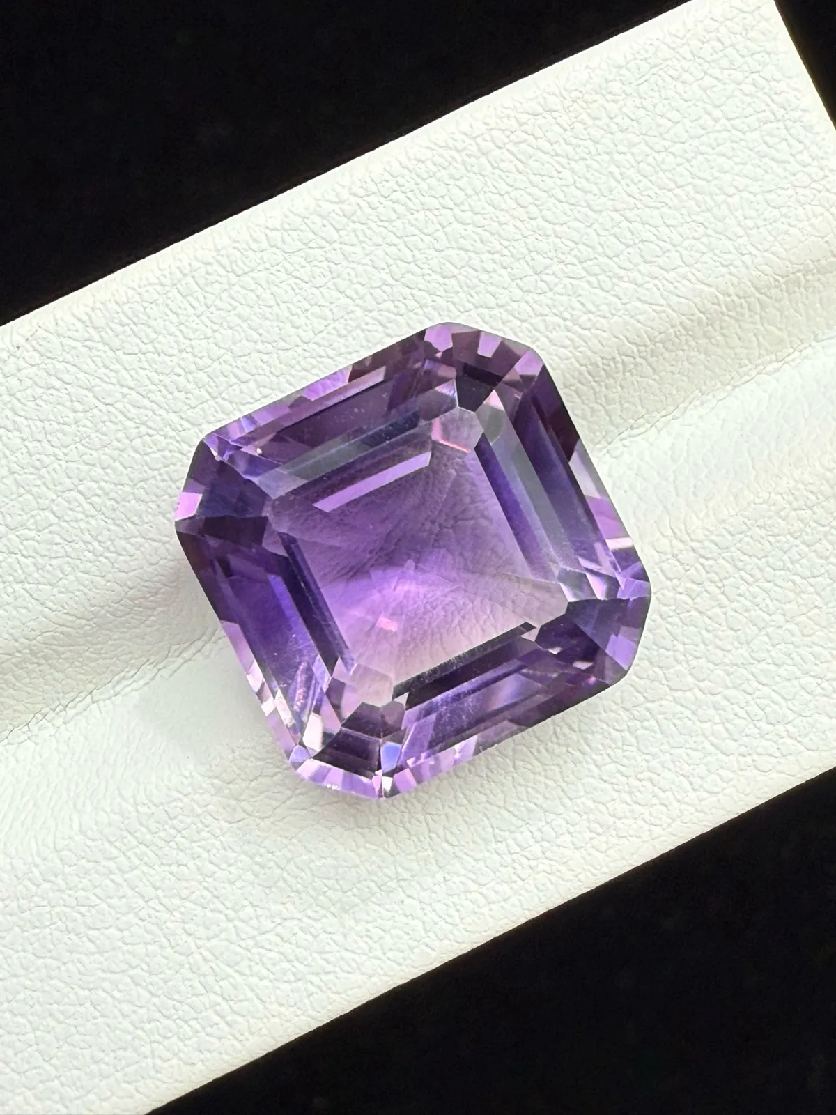 15.455ct天然紫水晶裸石，尺寸15*14.9*9.7mm，颜色美艳 ，晶体通透，火彩足