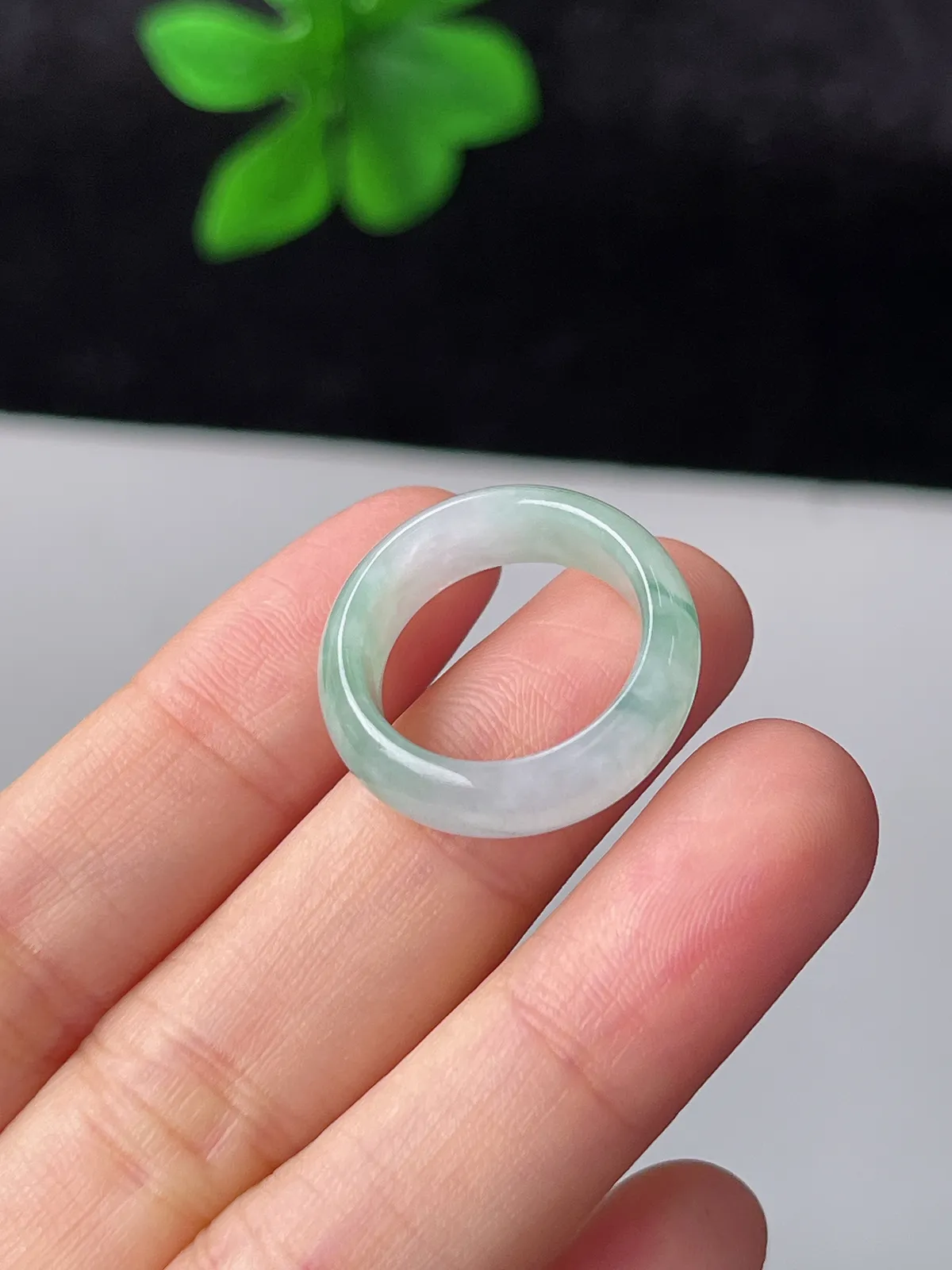 翡翠冰糯种淡绿色戒指