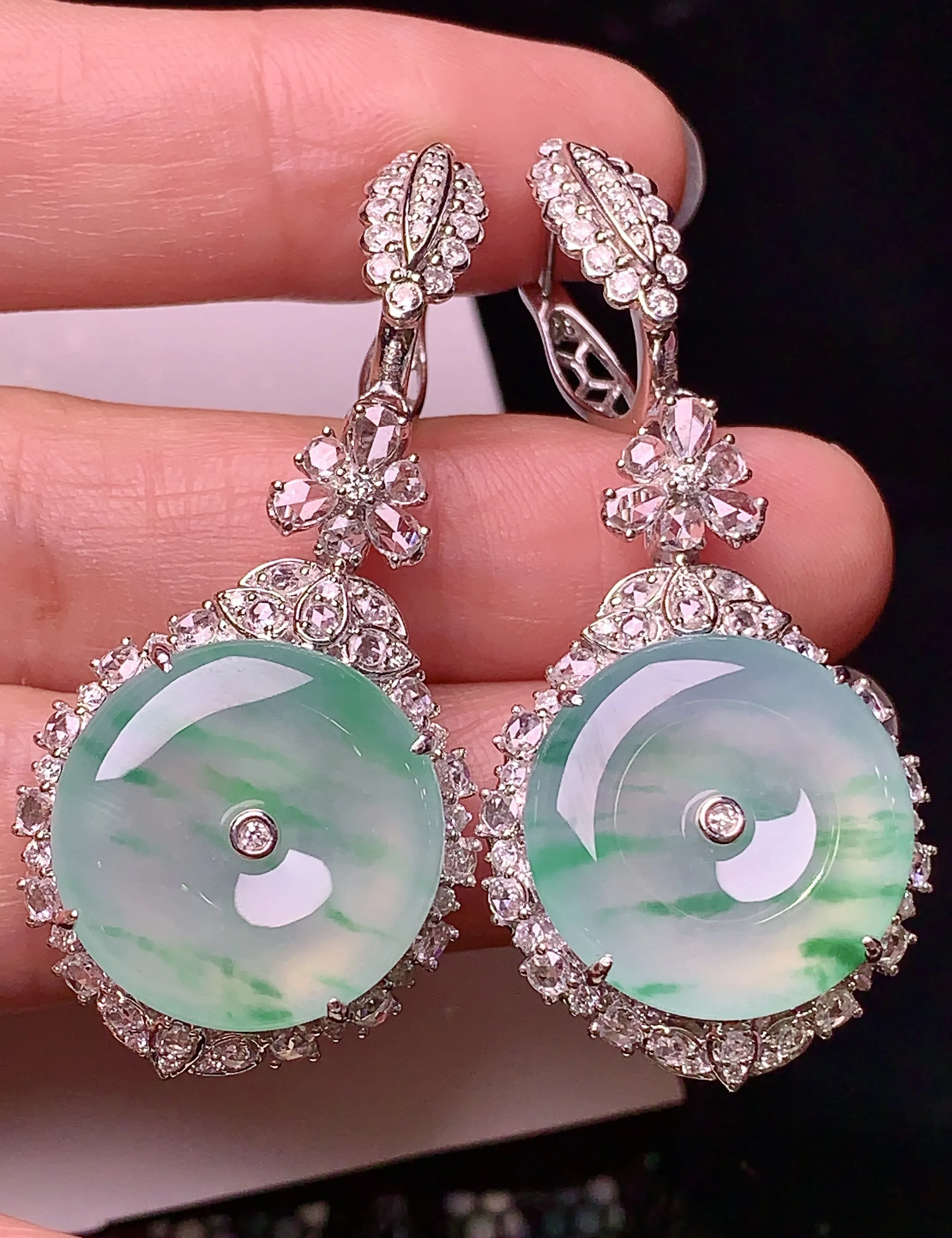 18k金钻镶嵌冰种飘绿平安扣耳坠吊坠两用款 玉质细腻 色泽清新艳丽 整体尺寸48.8*21.5*10