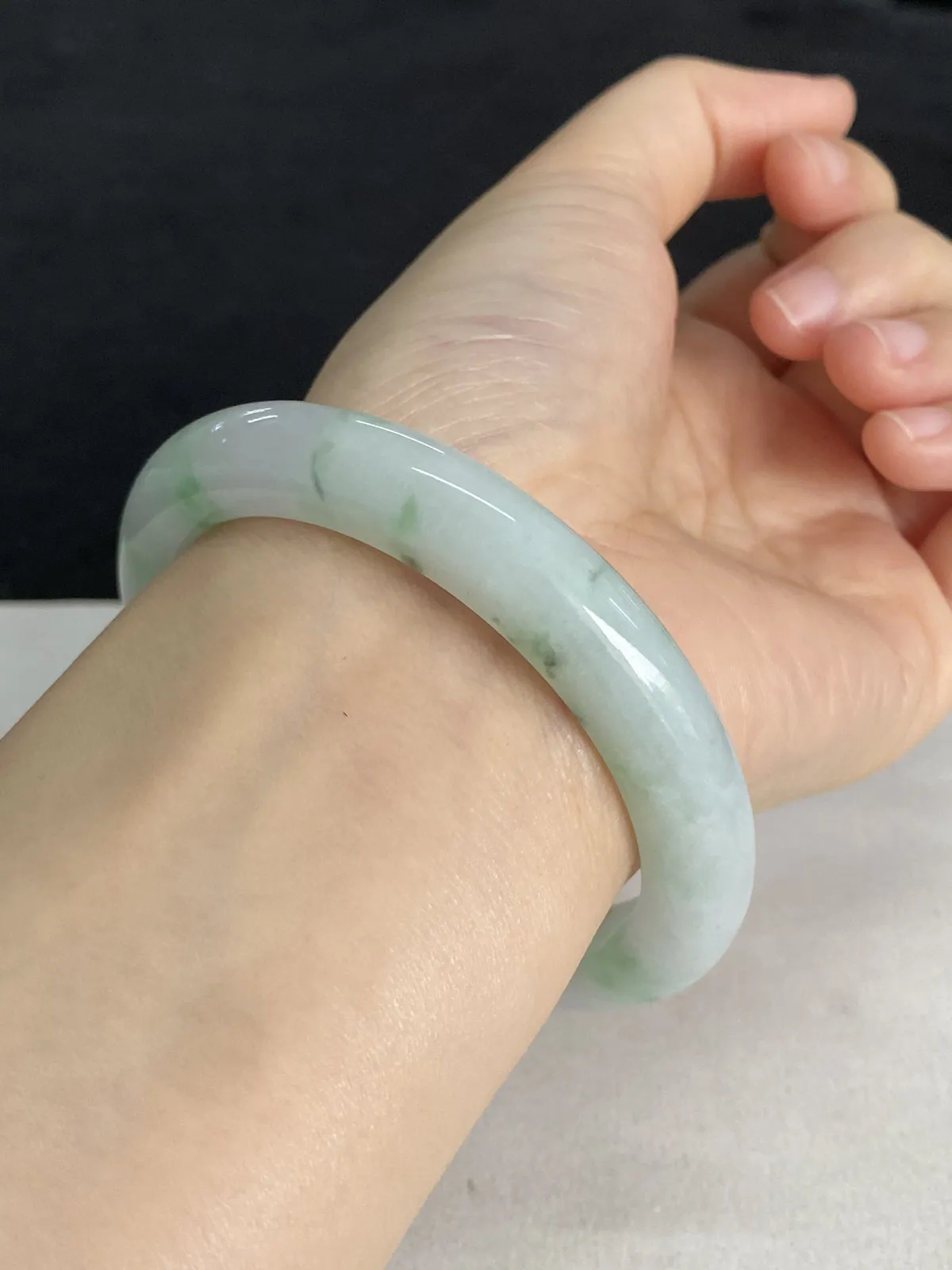 正圈57.3圈口，翡翠糯化种飘绿手镯