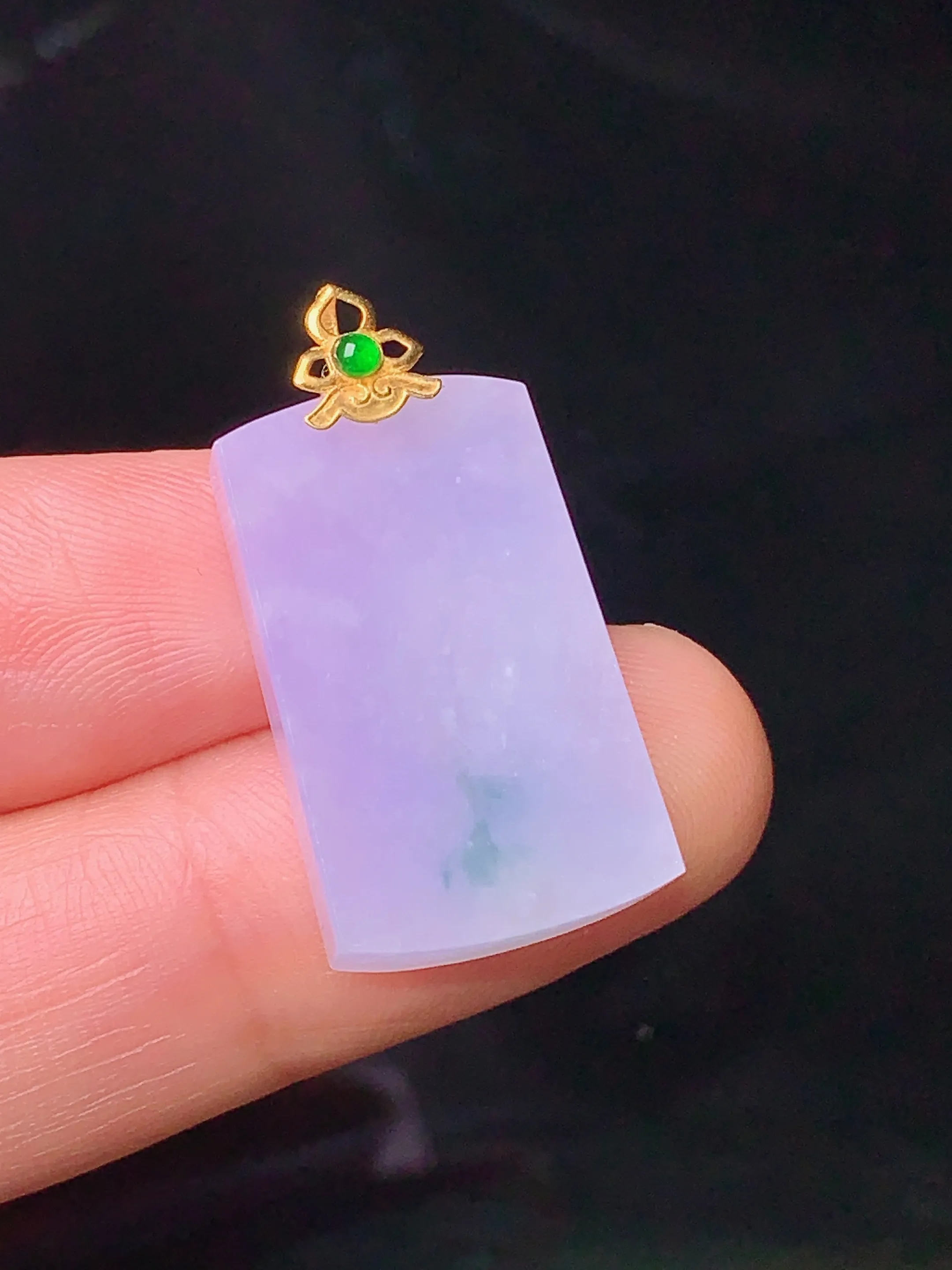 18k金镶嵌紫罗兰无事牌吊坠 玉质细腻 色泽清新艳丽 整体尺寸27.6*14*3.8