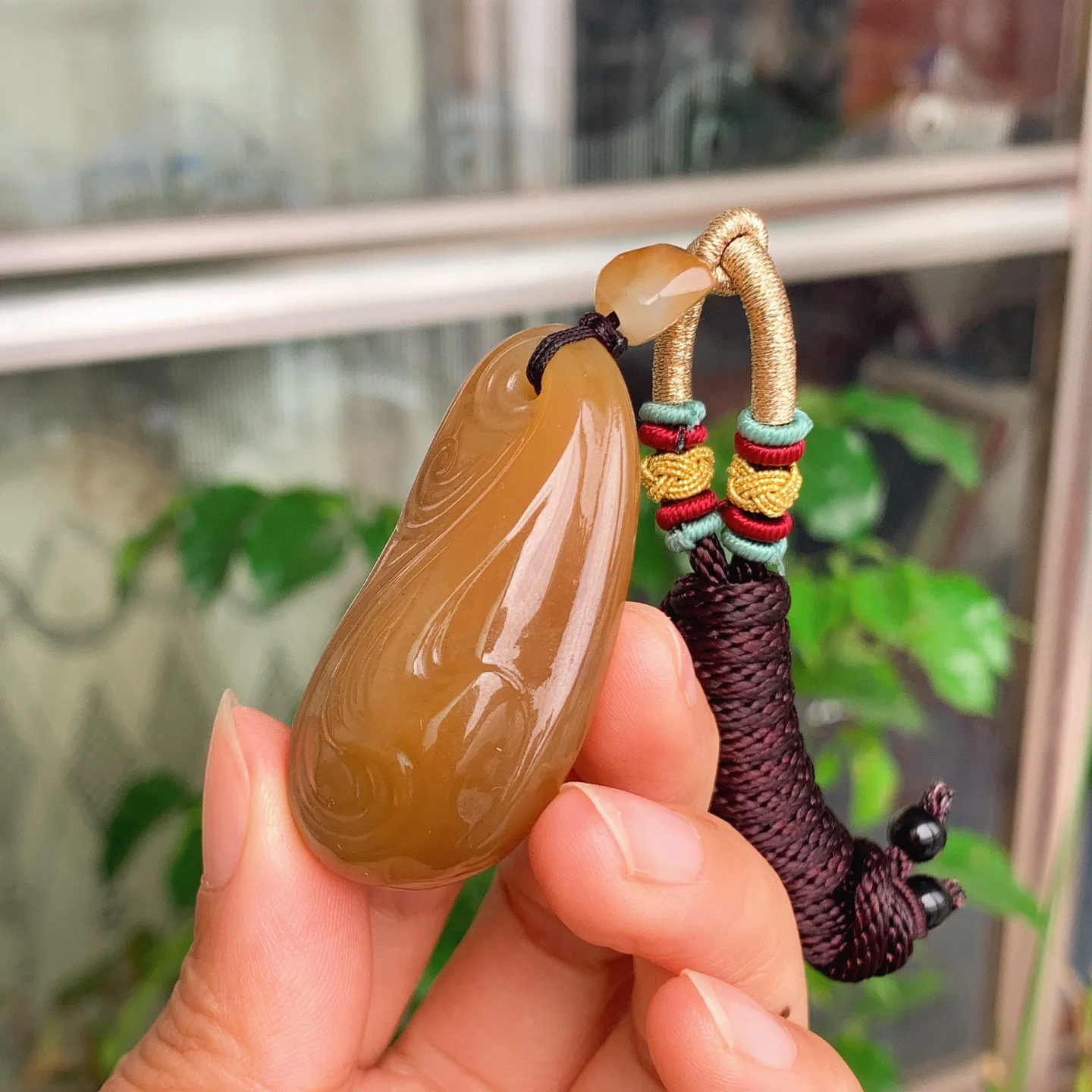 新疆和田玉且末糖如鱼得水随型挂件。尺寸48/24/16重33.5克。玉质细腻油润。手推出油。佩戴高端典雅。lt251112