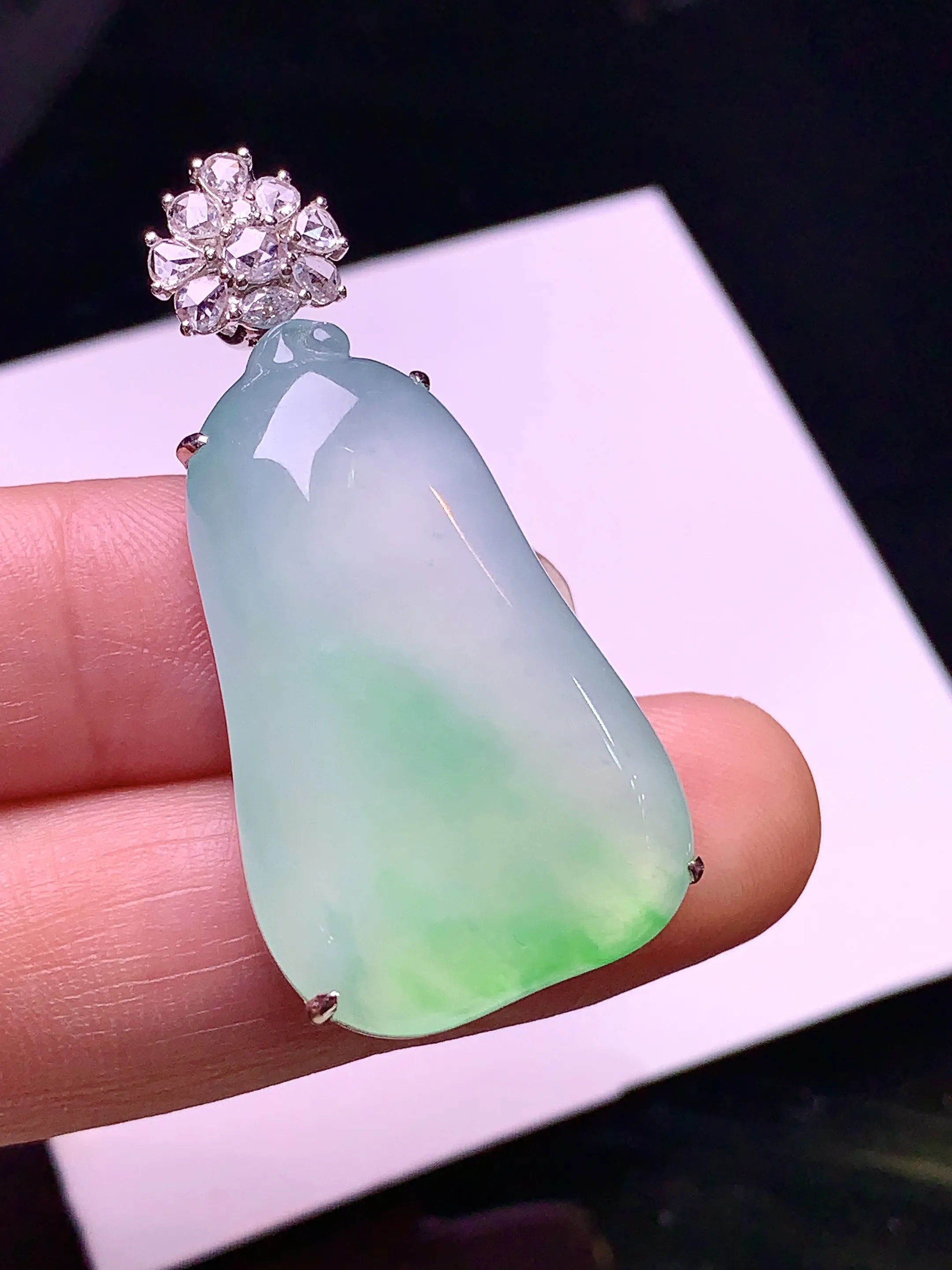 18k金钻镶嵌冰种飘绿福瓜吊坠 玉质细腻 色泽清新艳丽 整体尺寸40*19.6*8.8