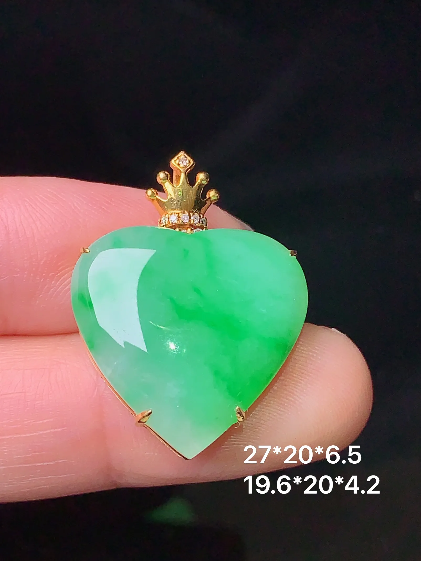 18k金钻镶嵌翠绿心形吊坠 玉质细腻 色泽清新艳丽 整体尺寸27*20*6.5