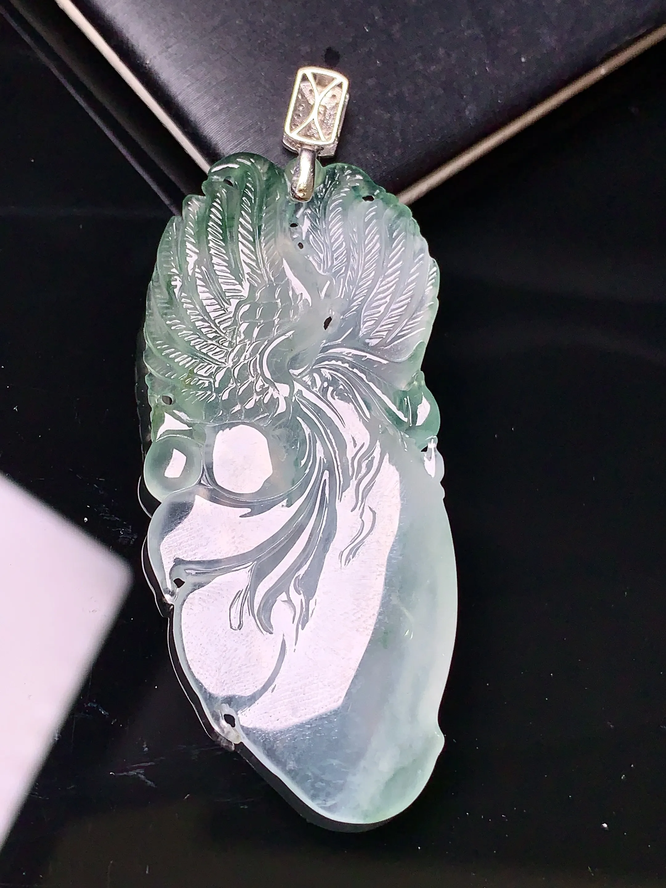 18k金钻镶嵌冰种飘绿凤凰吊坠 玉质细腻 色泽清新艳丽 整体尺寸58.1*22.8*5