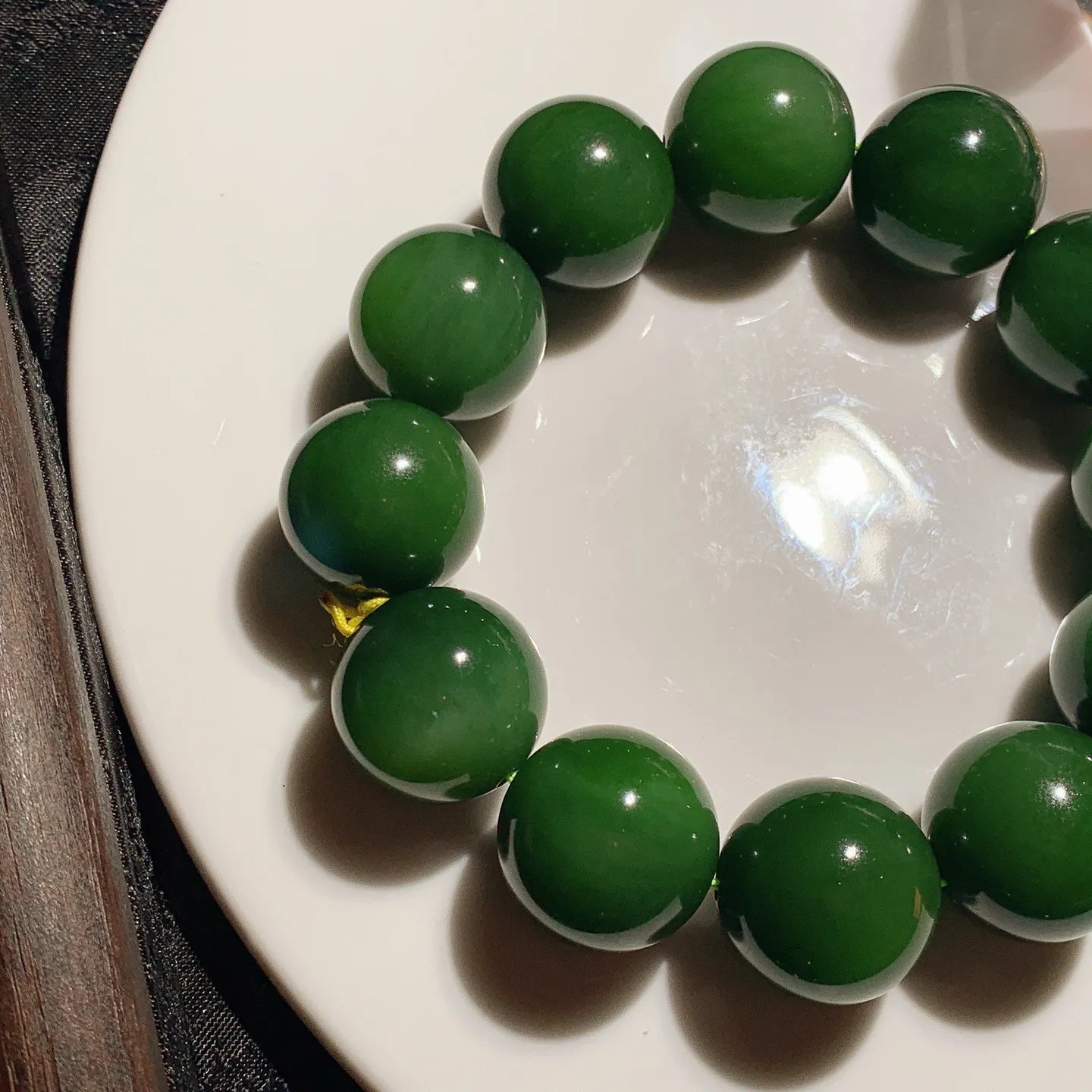 和田玉菠菜绿俄罗斯碧玉圆珠手串。单颗尺寸19重129.5克。玉质细腻油润。手推出油。佩戴高端典雅。l