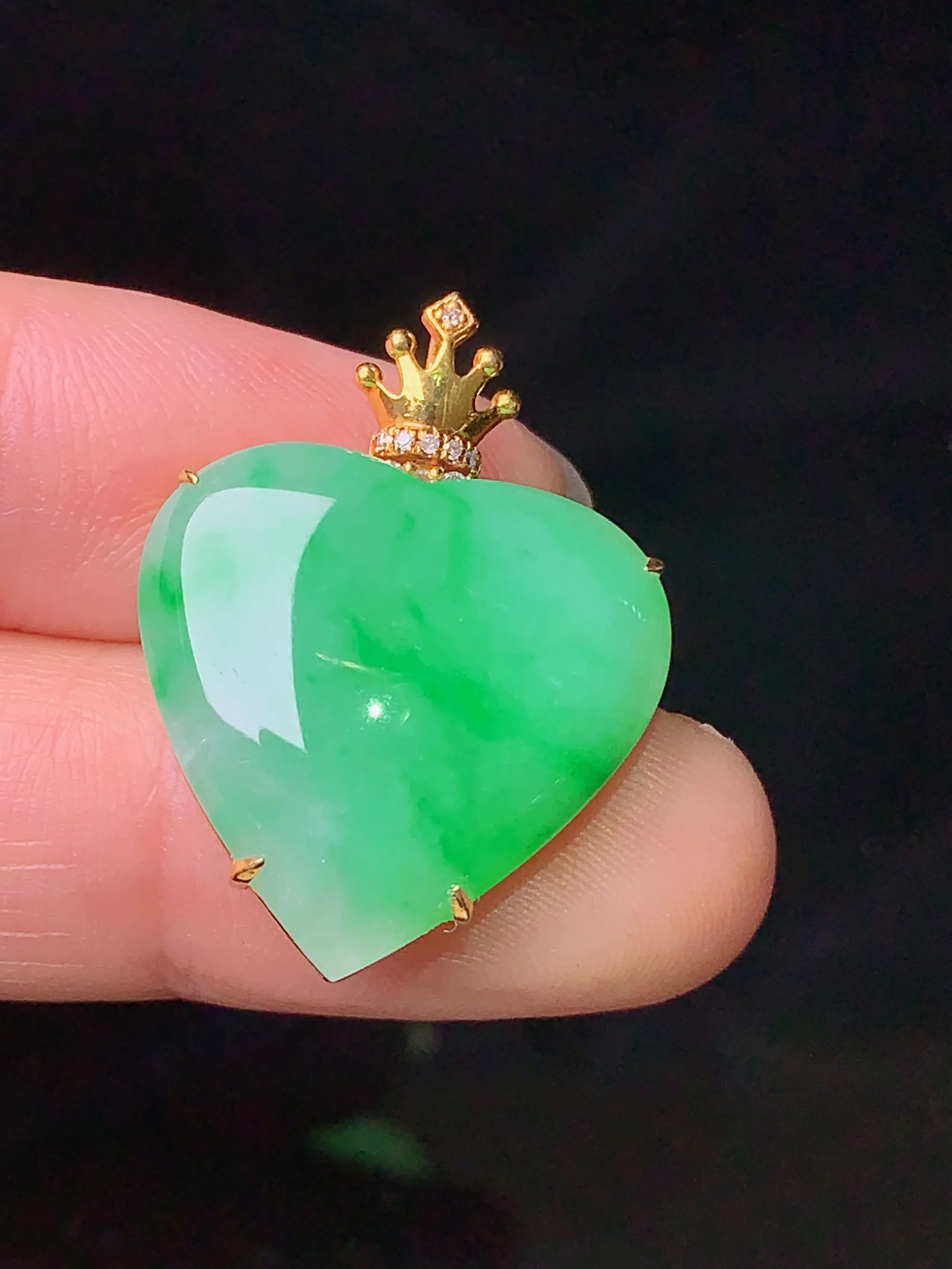 18k金钻镶嵌翠绿心形吊坠 玉质细腻 色泽清新艳丽 整体尺寸27*20*6.5
