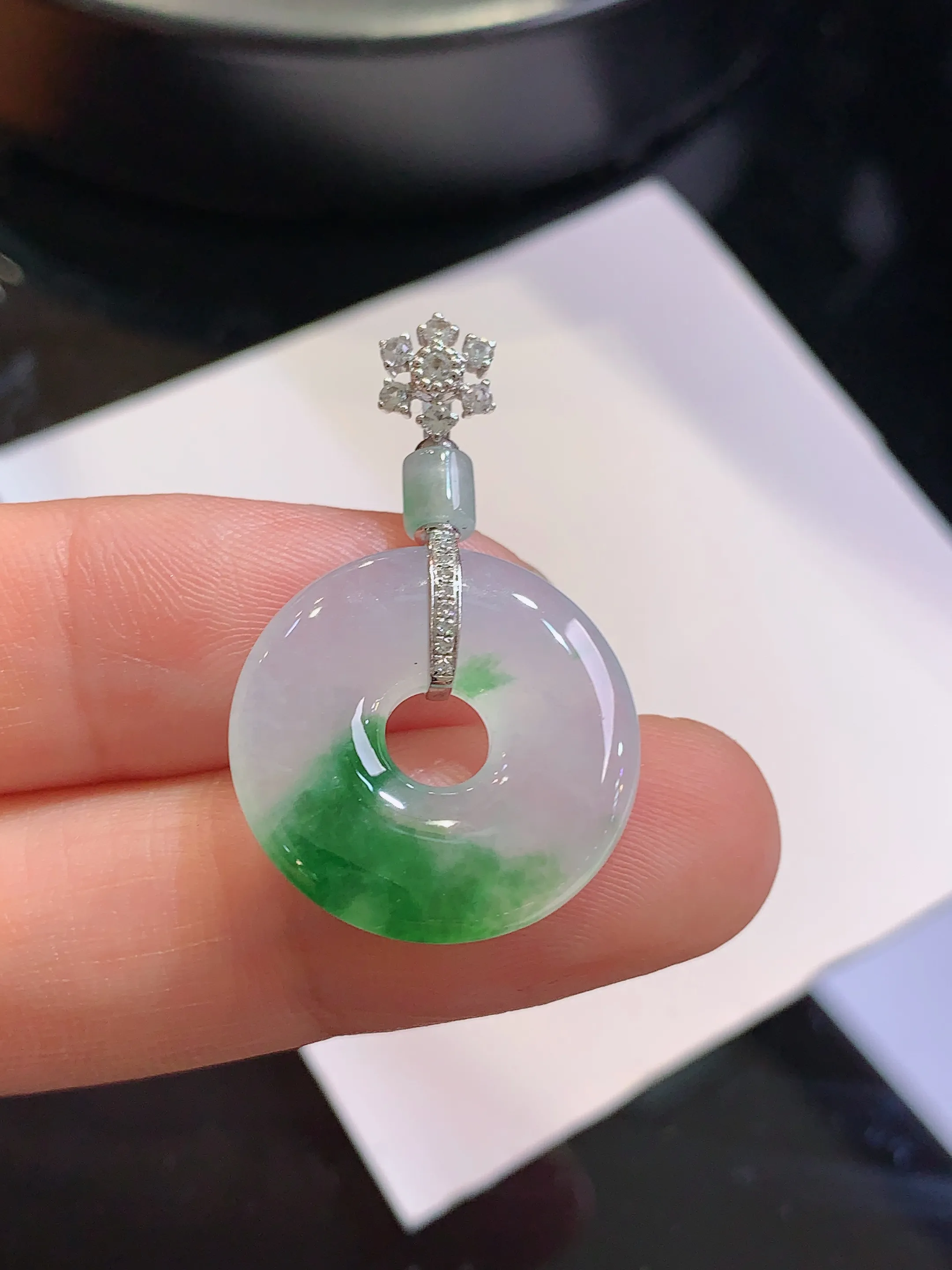 18k金钻镶嵌飘绿平安环吊坠 玉质细腻 色泽清新艳丽 整体尺寸31.3*19.3*3.8