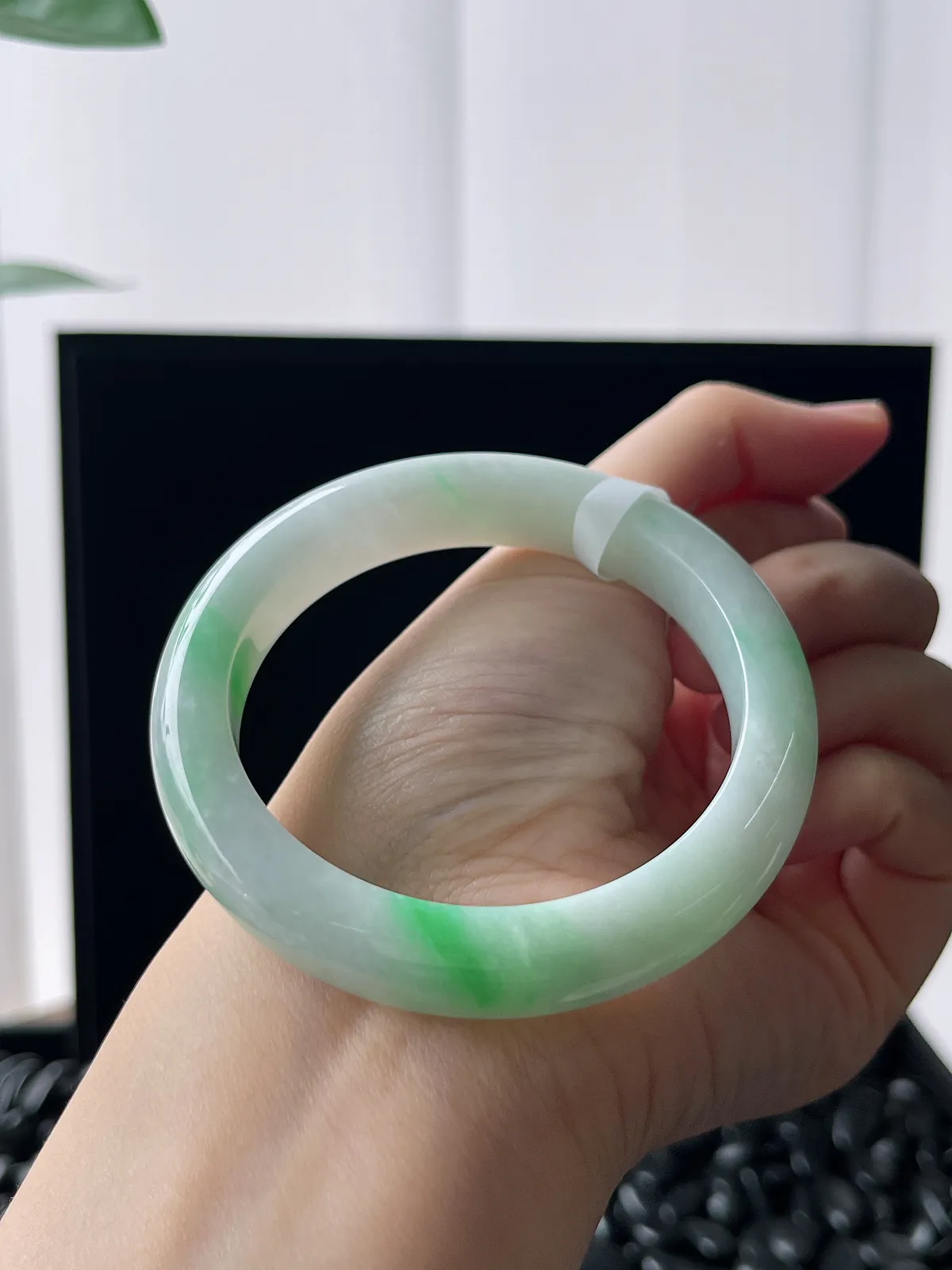 正圈53.7圈口，翡翠糯化种飘绿手镯