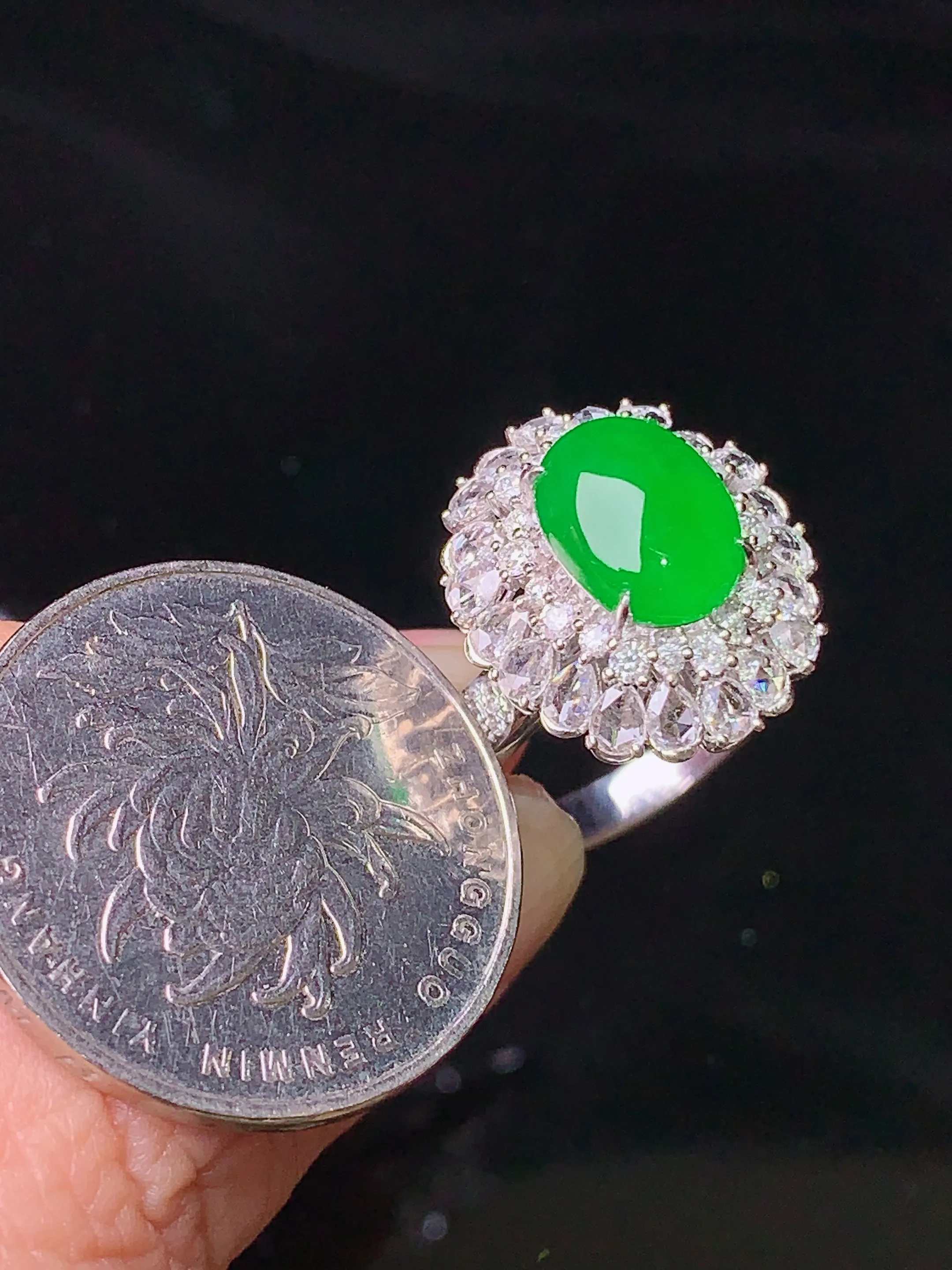 18k金钻镶嵌满绿蛋面戒指 玉质细腻 色泽清新艳丽 圈口14 整体尺寸18.2*16*12.2