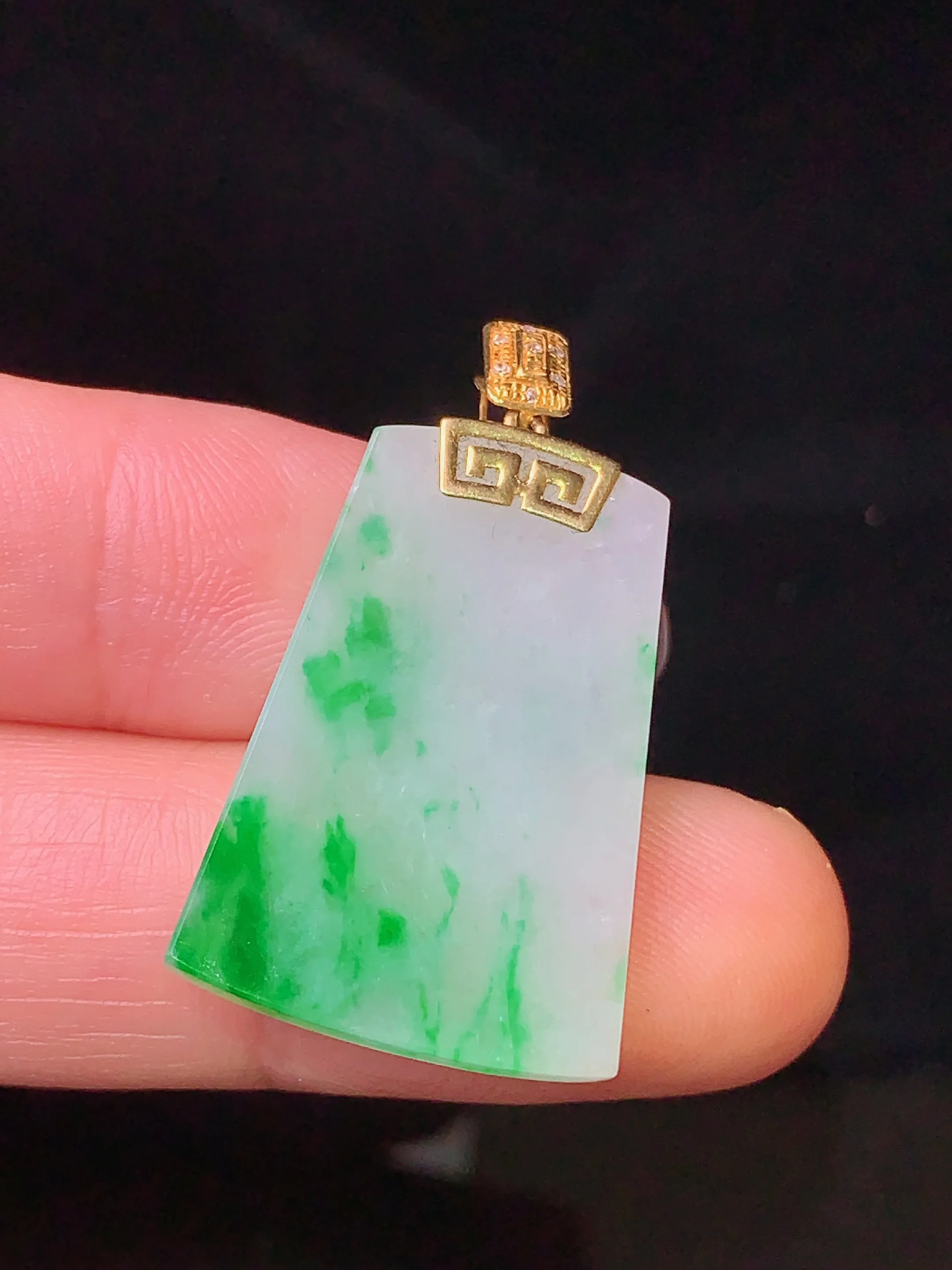 18k金钻镶嵌飘绿无事牌吊坠 玉质细腻 色泽艳丽 整体尺寸31.3*17.6*2.8