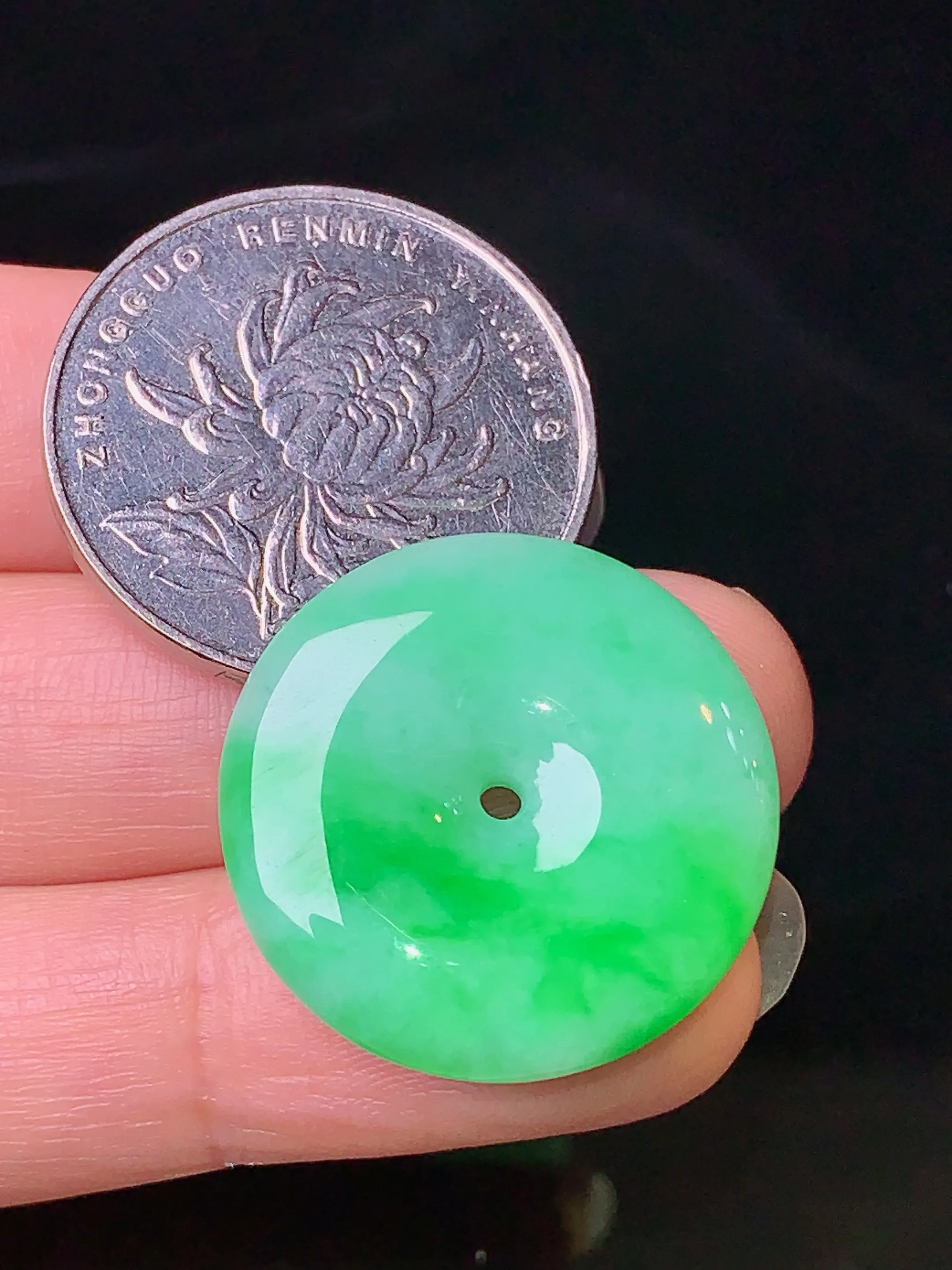 翠绿平安扣吊坠 玉质细腻 色泽清新艳丽 整体尺寸23.5*5