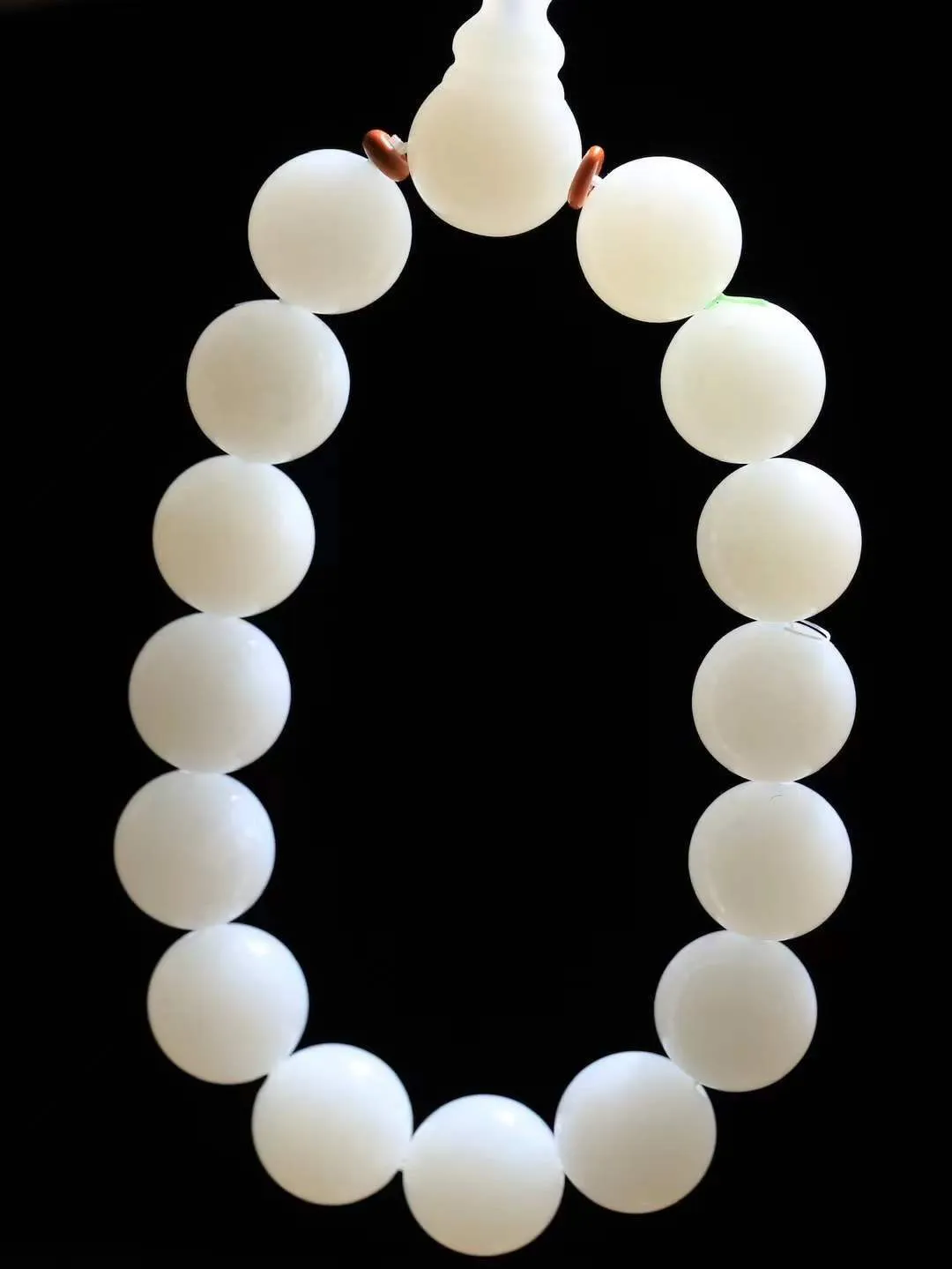 【珠圆玉润.手串】

精品和田玉白玉珠圆玉润手串 玉质温润细腻  整串打磨圆润，佩戴舒适。珠珠落玉盘，间关莺语花底滑，一生美好时光，无论身在何处，都有它相伴相守。事事顺遂，幸福美满，吉祥如意。重67.7克   尺寸取一13.8mm   FDL-691151200