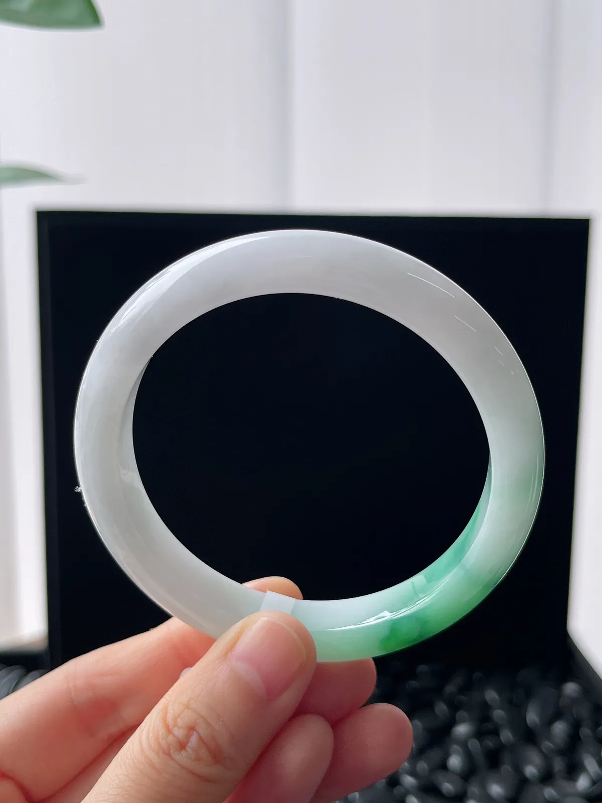 正圈57.5圈口，翡翠糯化种飘绿手镯，白底青