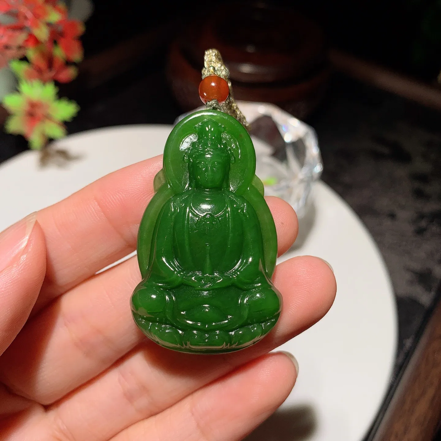 和田玉鲜阳绿俄罗斯碧玉坐莲观音挂件。尺寸47/29/8重17.1克。玉质细腻油润。手推出油。佩戴高端典雅。lt251111