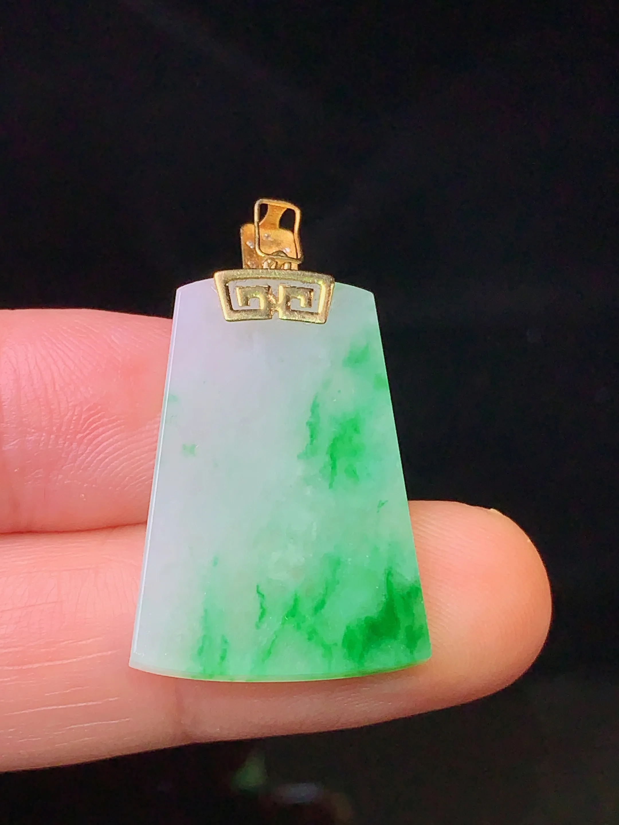 18k金钻镶嵌飘绿无事牌吊坠 玉质细腻 色泽艳丽 整体尺寸31.3*17.6*2.8