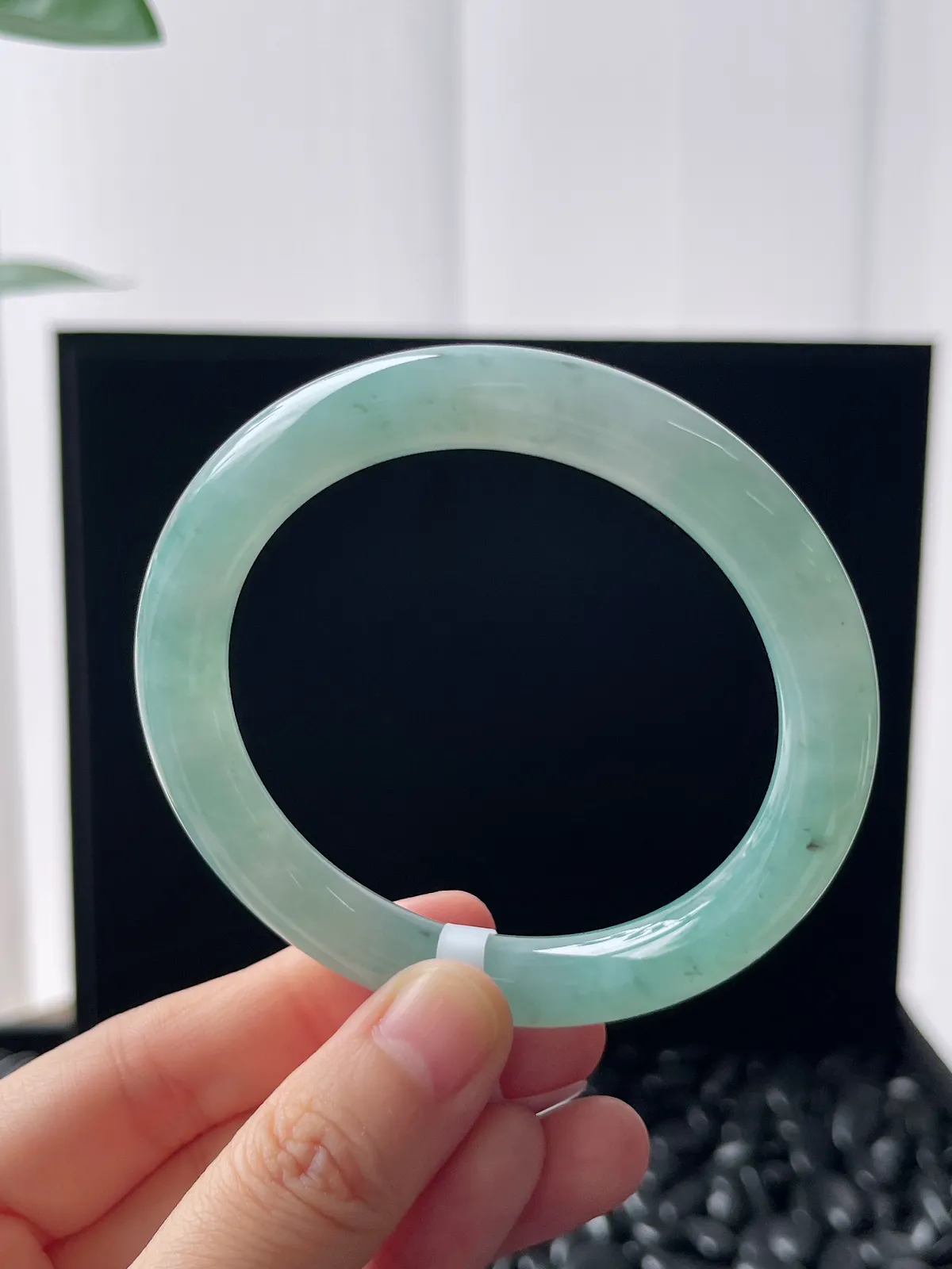 圆镯55圈口，翡翠糯化种淡绿色手镯