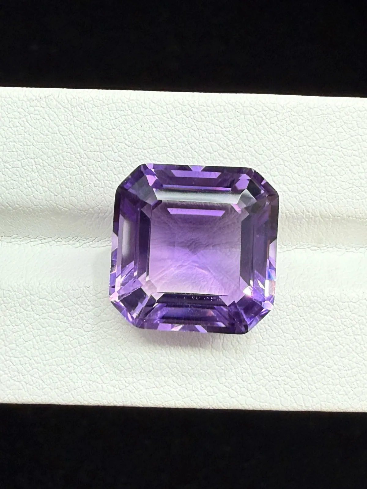 16.7ct天然紫水晶裸石，尺寸14.9*14.9*9.8mm，颜色美艳 ，晶体通透，火彩足