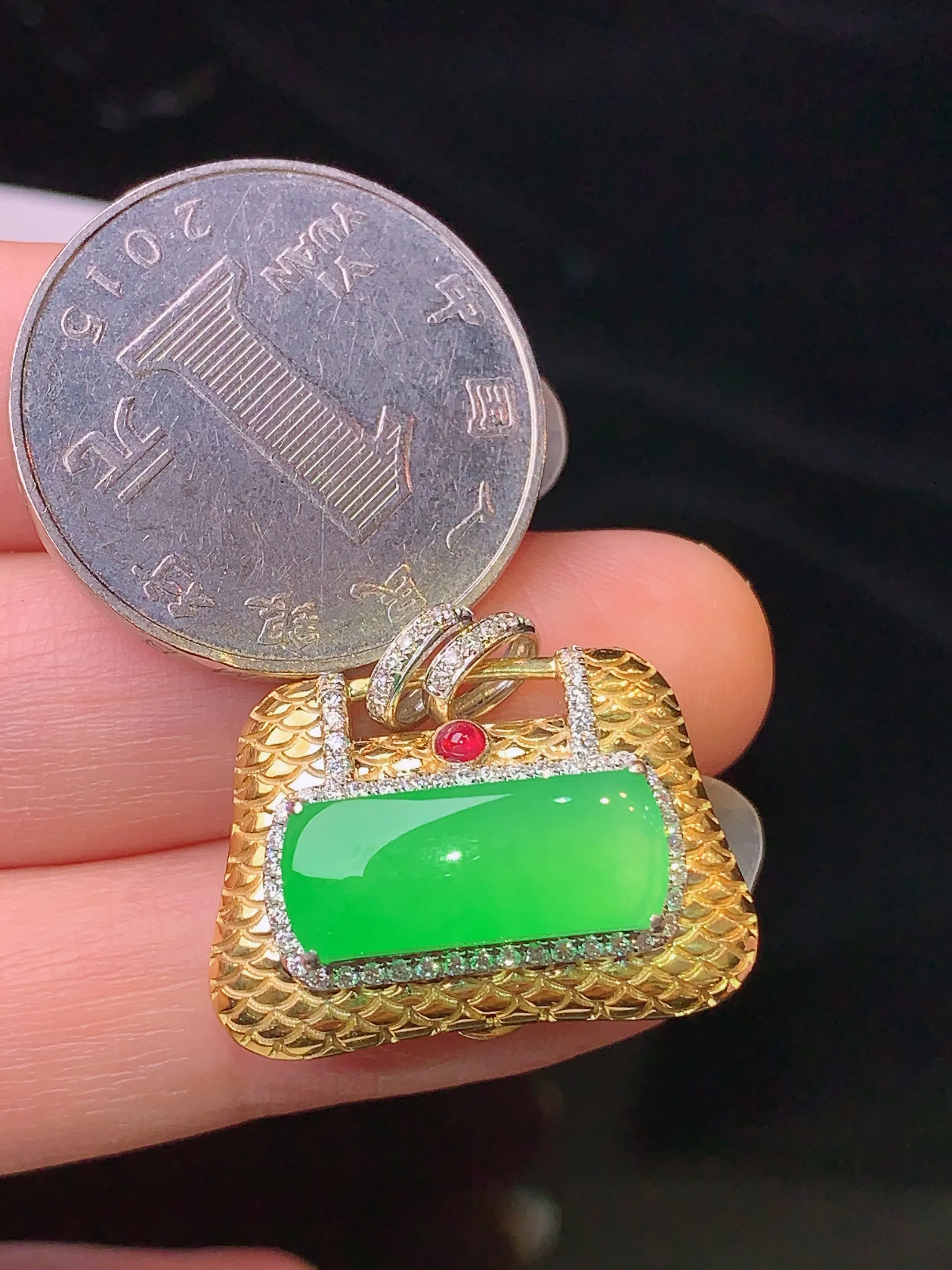 18k金钻镶嵌翠绿无事牌手提包吊坠 玉质细腻 色泽清新艳丽 整体尺寸20.8*24*11.3