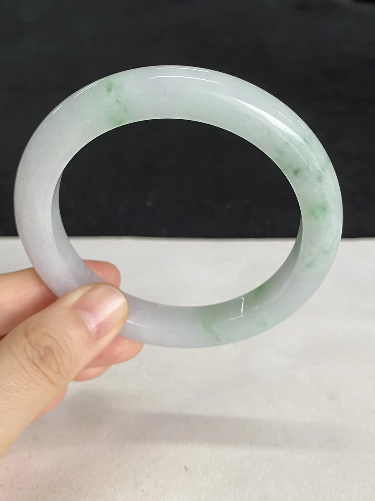 正圈57.3圈口，翡翠糯化种飘绿手镯