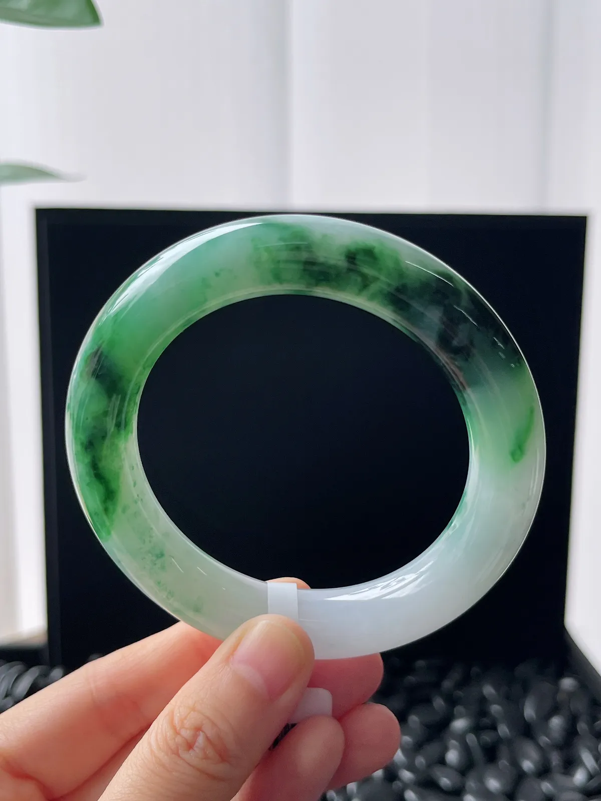 圆镯55.3圈口，翡翠糯化种淡绿色手镯