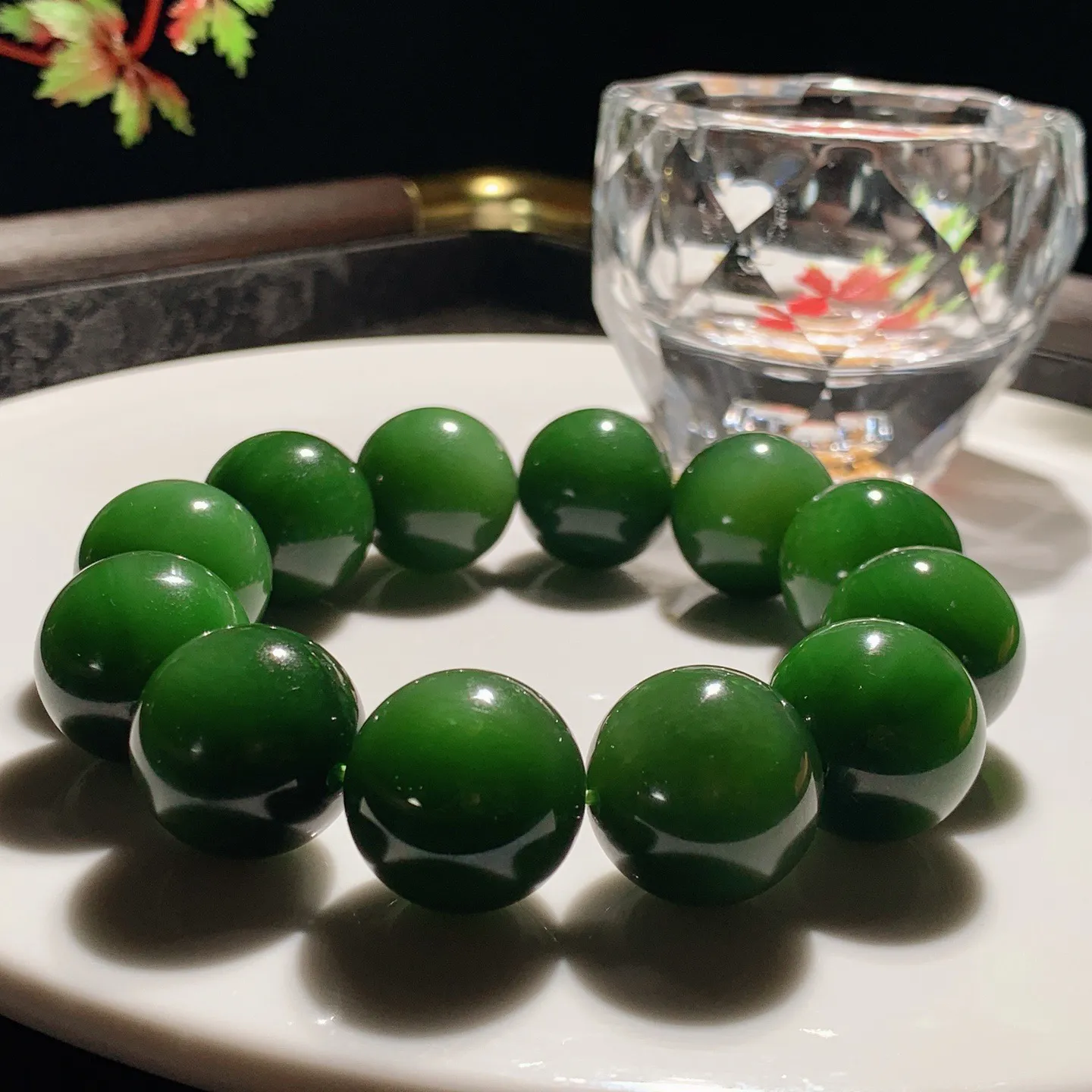 和田玉菠菜绿俄罗斯碧玉圆珠手串。单颗尺寸19重129.5克。玉质细腻油润。手推出油。佩戴高端典雅。lt251112