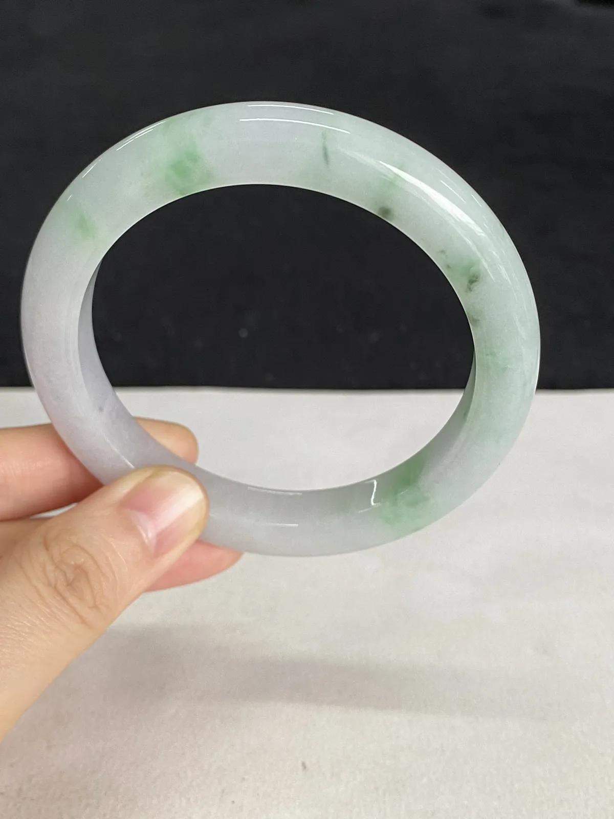 正圈57.3圈口，翡翠糯化种飘绿手镯