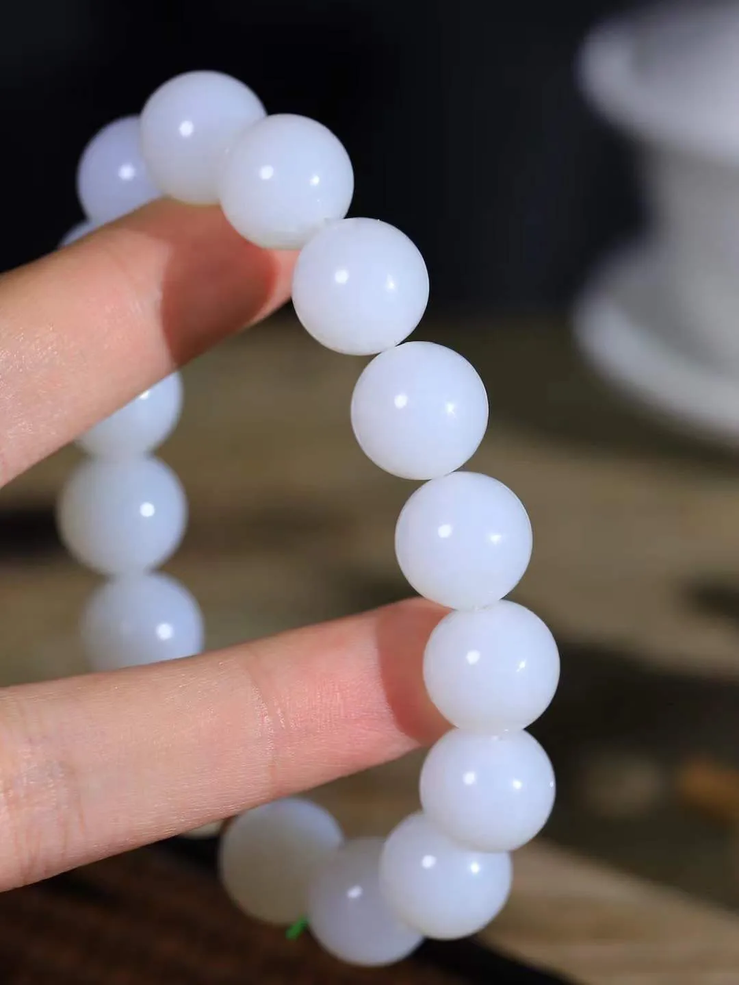 【珠圆玉润.手串】

精品和田玉白玉珠圆玉润手串 玉质温润细腻  整串打磨圆润，佩戴舒适。珠珠落玉盘，间关莺语花底滑，一生美好时光，无论身在何处，都有它相伴相守。事事顺遂，幸福美满，吉祥如意。重67.7克   尺寸取一13.8mm   FDL-691151200