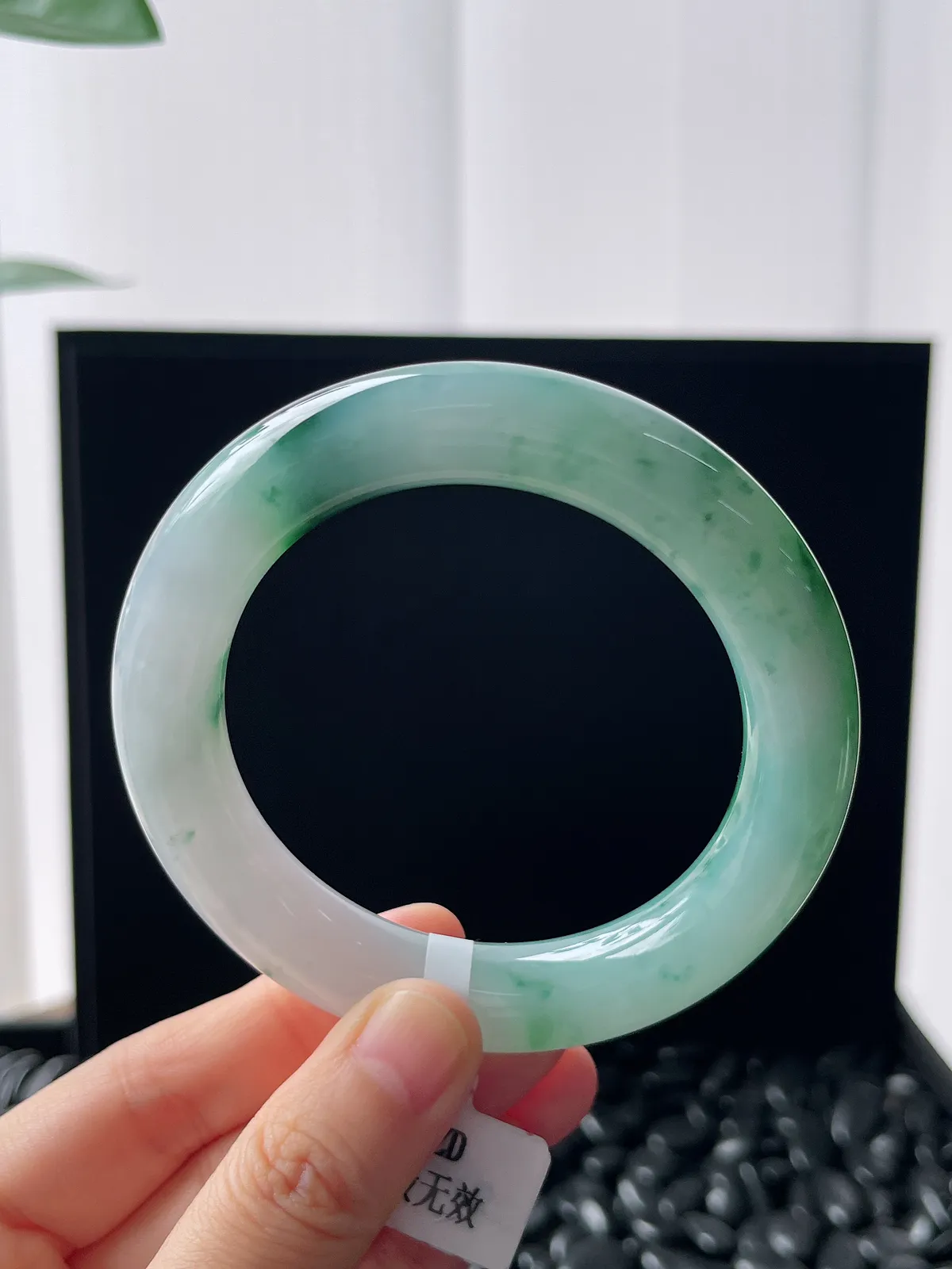 圆镯55.3圈口，翡翠糯化种淡绿色手镯