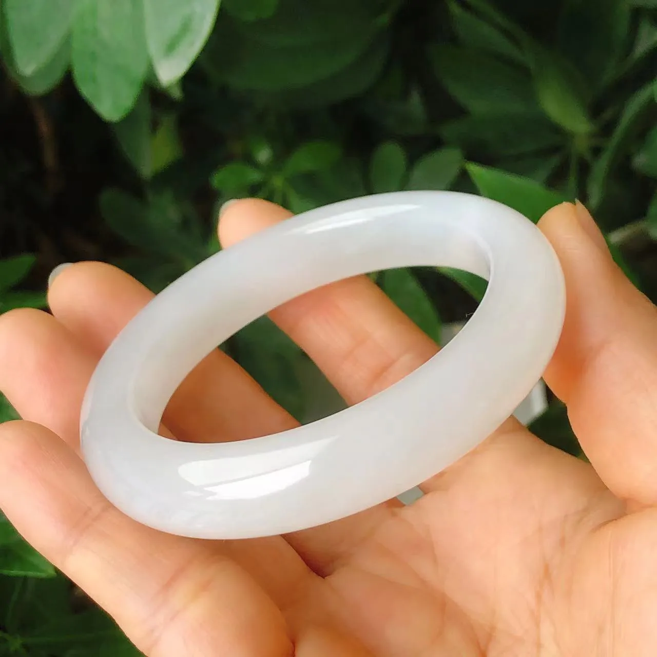 甄品 羊脂白玉手镯和田玉 圈口55/13/8玉质特细腻油润，高脂粉，高品质，萦绕腕间时，古韵不失时尚