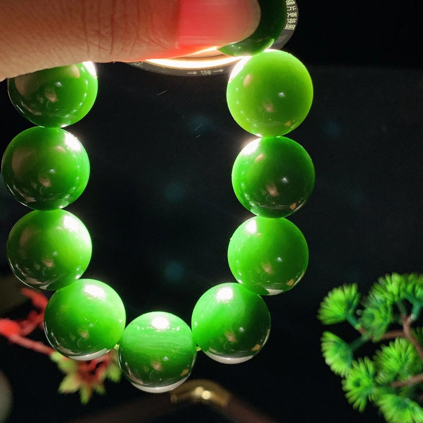 和田玉菠菜绿俄罗斯碧玉圆珠手串。单颗尺寸19重129.5克。玉质细腻油润。手推出油。佩戴高端典雅。lt251112