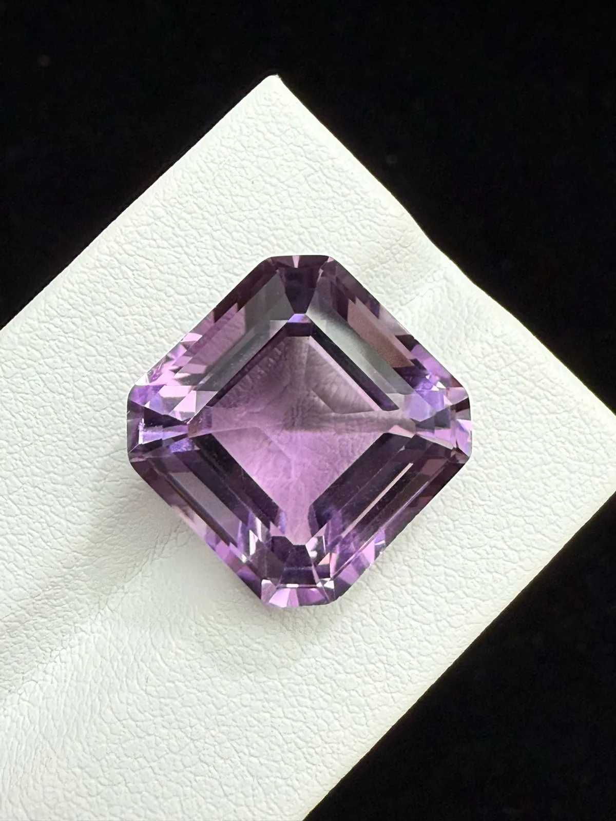 16.01ct天然紫水晶裸石，尺寸15*14.8*10.1mm，颜色美艳 ，晶体通透，火彩足