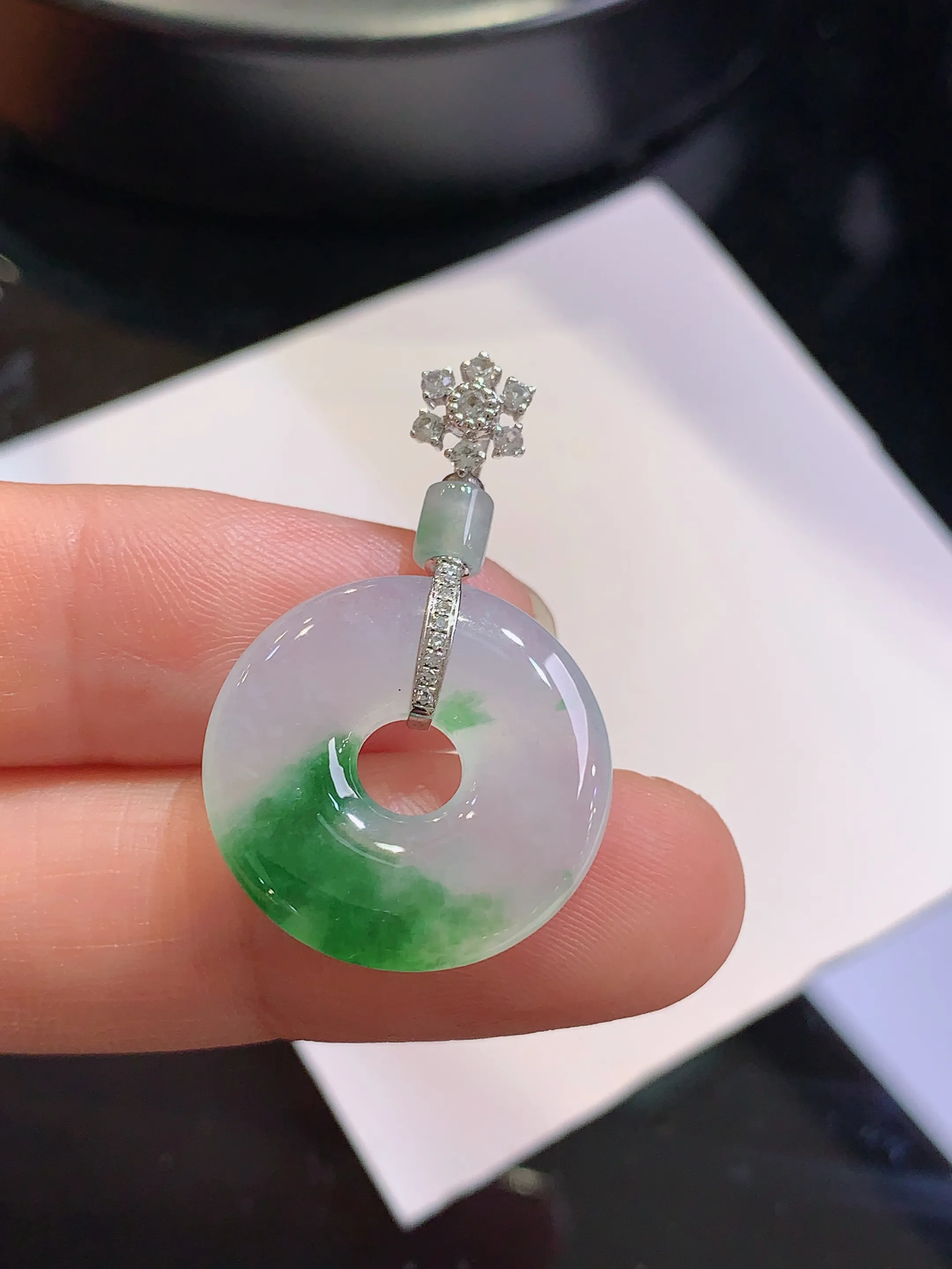 18k金钻镶嵌飘绿平安环吊坠 玉质细腻 色泽清新艳丽 整体尺寸31.3*19.3*3.8