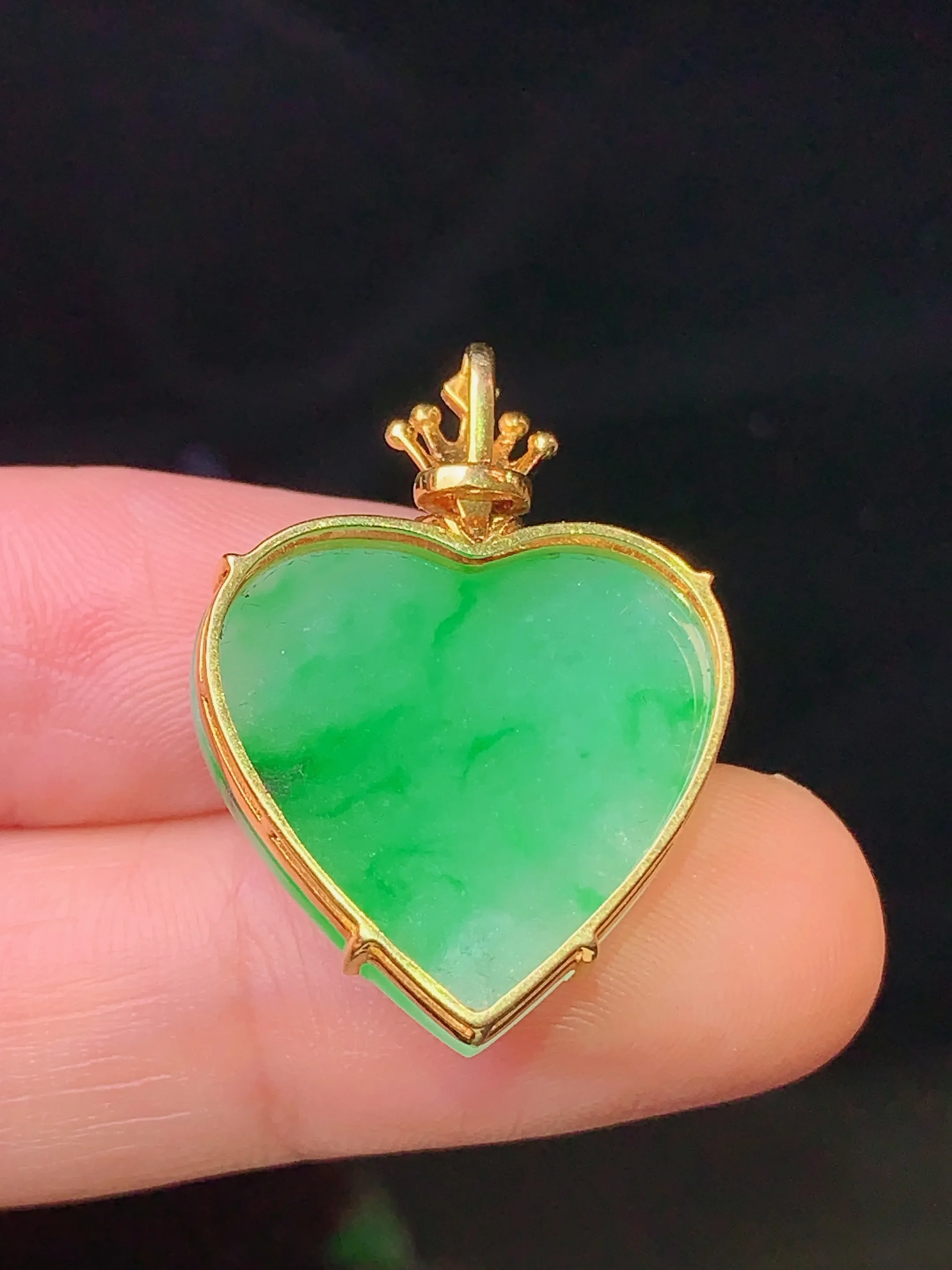 18k金钻镶嵌翠绿心形吊坠 玉质细腻 色泽清新艳丽 整体尺寸27*20*6.5