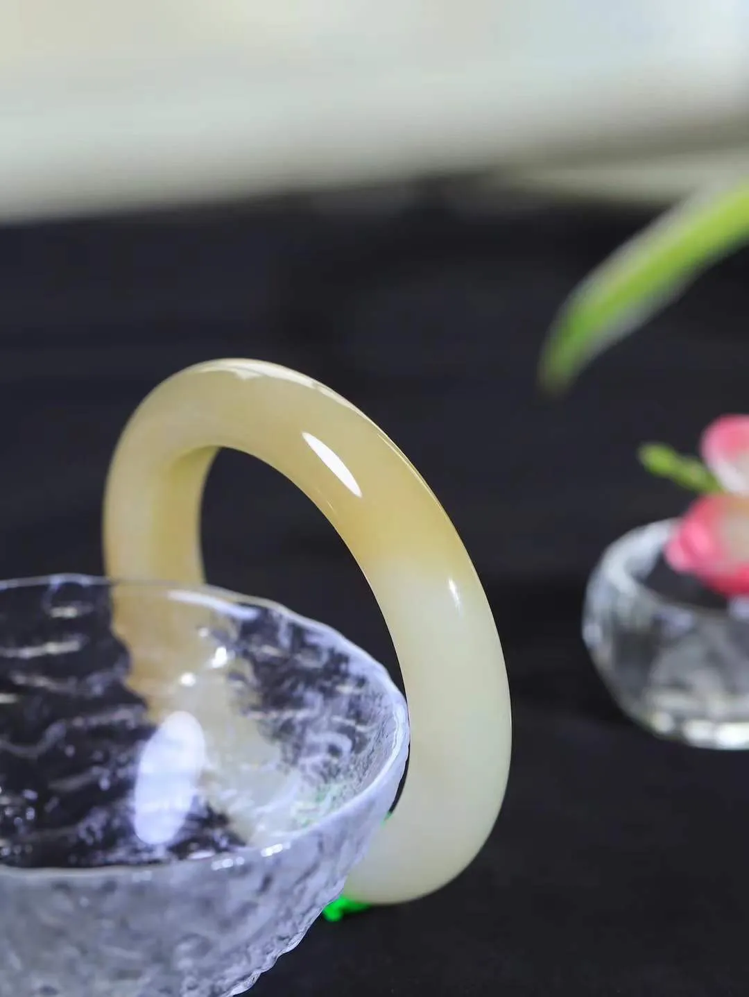 【暖玉生香·手镯】

精品和田玉糖白玉手镯，质地油润细腻，色泽高贵典雅，镯型古朴典雅。在诗情画意的雨巷相遇，你是我腕间的一抹风情，有你眸有深情，清风荡漾湖间静水，我愿俯身低眉，在烟波涟漪处，寻你深情倩影。内径53.5mm尺寸12.7-10.3mm重64.3克  691151251T