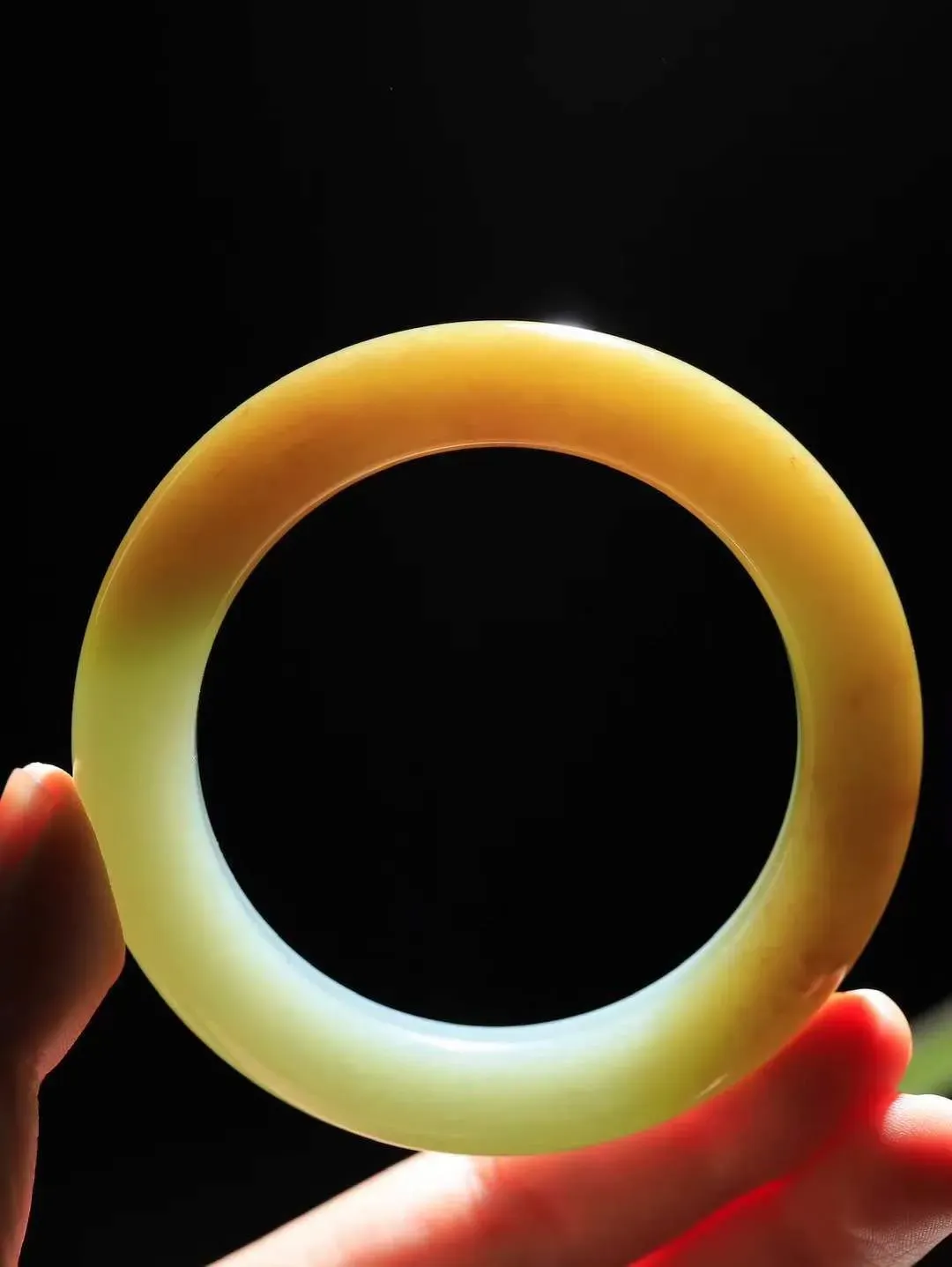 【花样年华·手镯】

新疆和田且末蓝手镯，质地油润细腻，色泽高贵典雅，镯型古朴典雅。在诗情画意的雨巷相遇，你是我腕间的一抹风情，有你眸有深情，清风荡漾湖间静水，我愿俯身低眉，在烟波涟漪处，寻你深情倩影。内径58.5mm尺寸12.6-11.8mm 重84.8克fDT-781151241