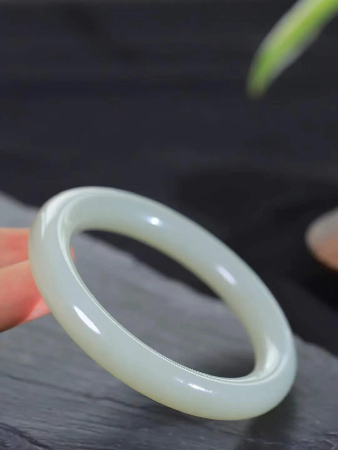 【晴水相伴.镯】

精品️和田玉晴水圆条手镯，以其淡雅的晴水色调，成为腕间的一抹亮色。玉质细腻，触感温润，佩戴它，感受玉石的温度与自然的灵性，让每一天都充满诗意与美好。重65.8克  尺寸60-11.5-11mm   751101254L