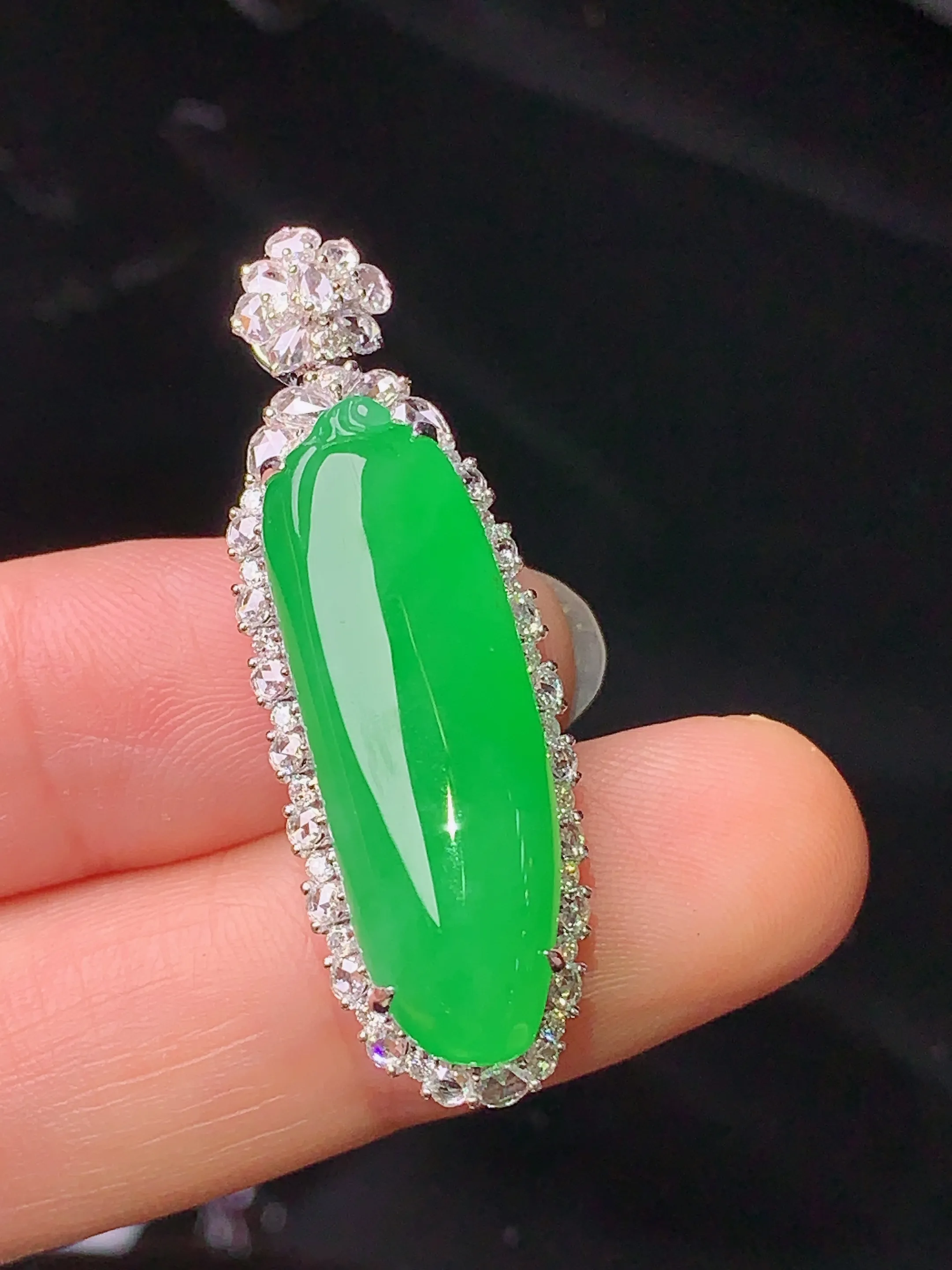 18k金钻镶嵌满绿福瓜吊坠 玉质细腻 色泽清新艳丽 整体尺寸38.8*12.5*10.6