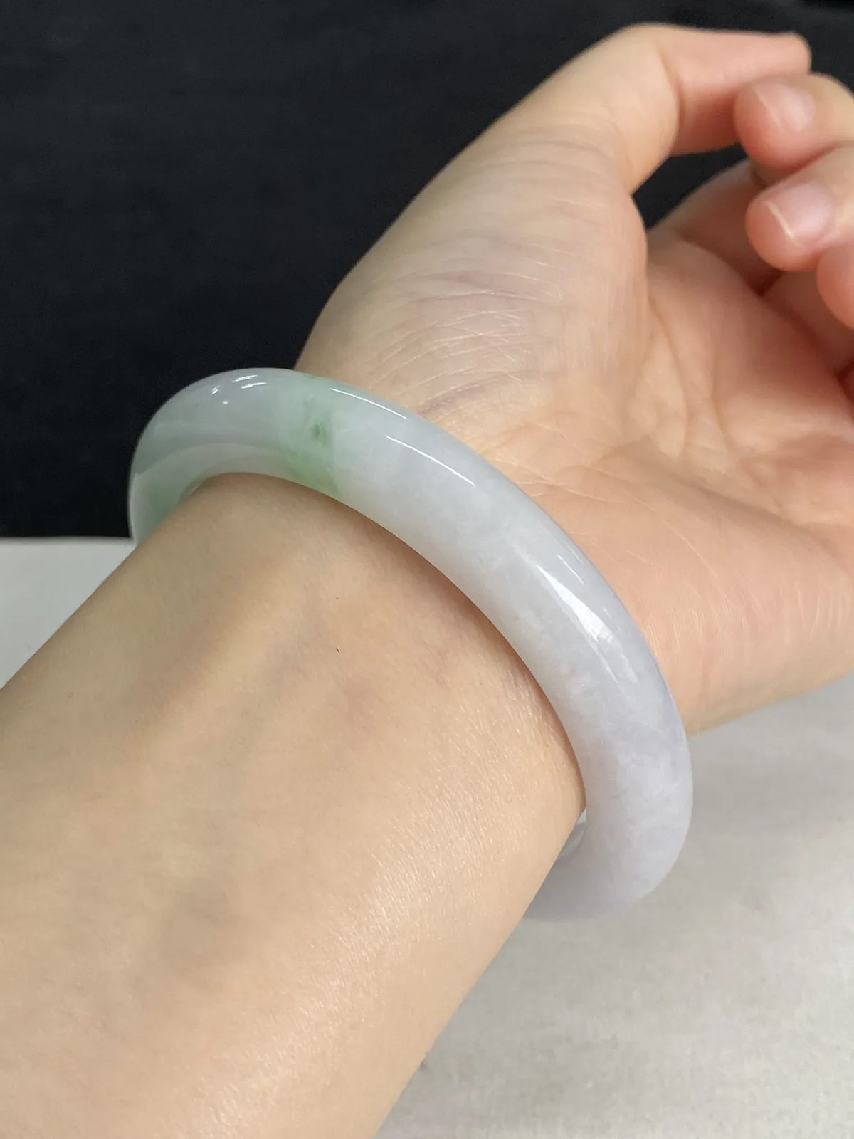 正圈57.3圈口，翡翠糯化种飘绿手镯