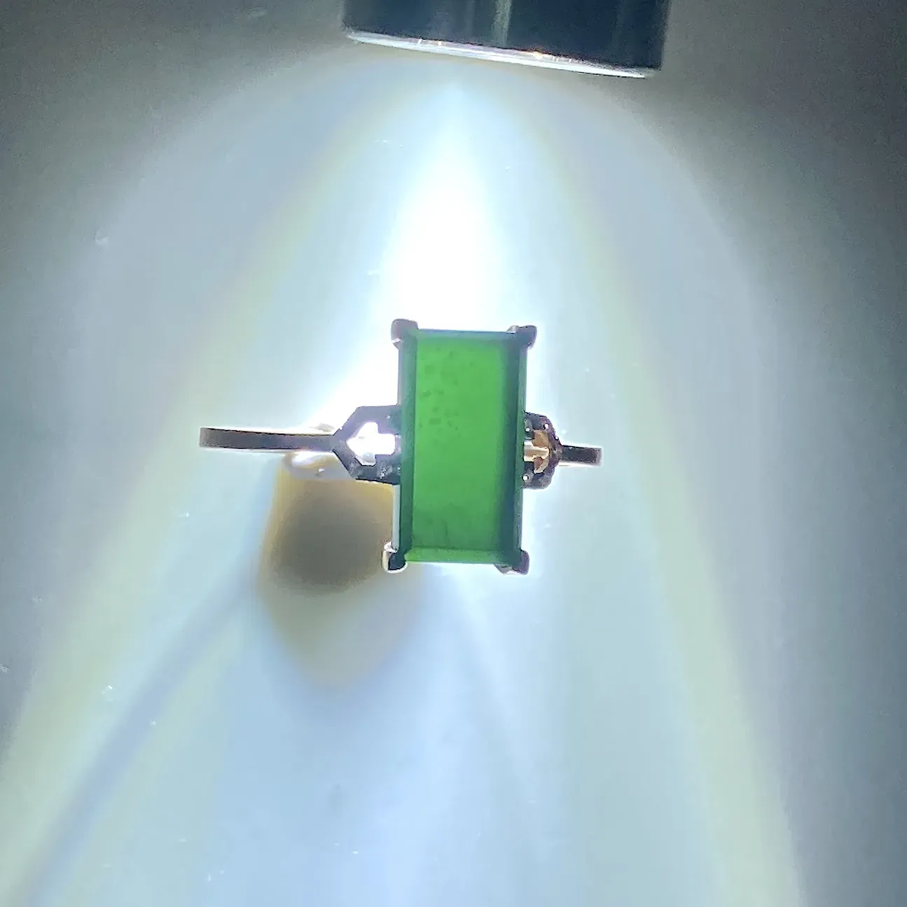 缅甸天然翡翠A货，18k金镶嵌冰种墨翠方形女式戒指，戒面干净，打光阳绿，尺寸：圈口16.9=14号，戒面10/5.5/2.5mm，重量：1.04g