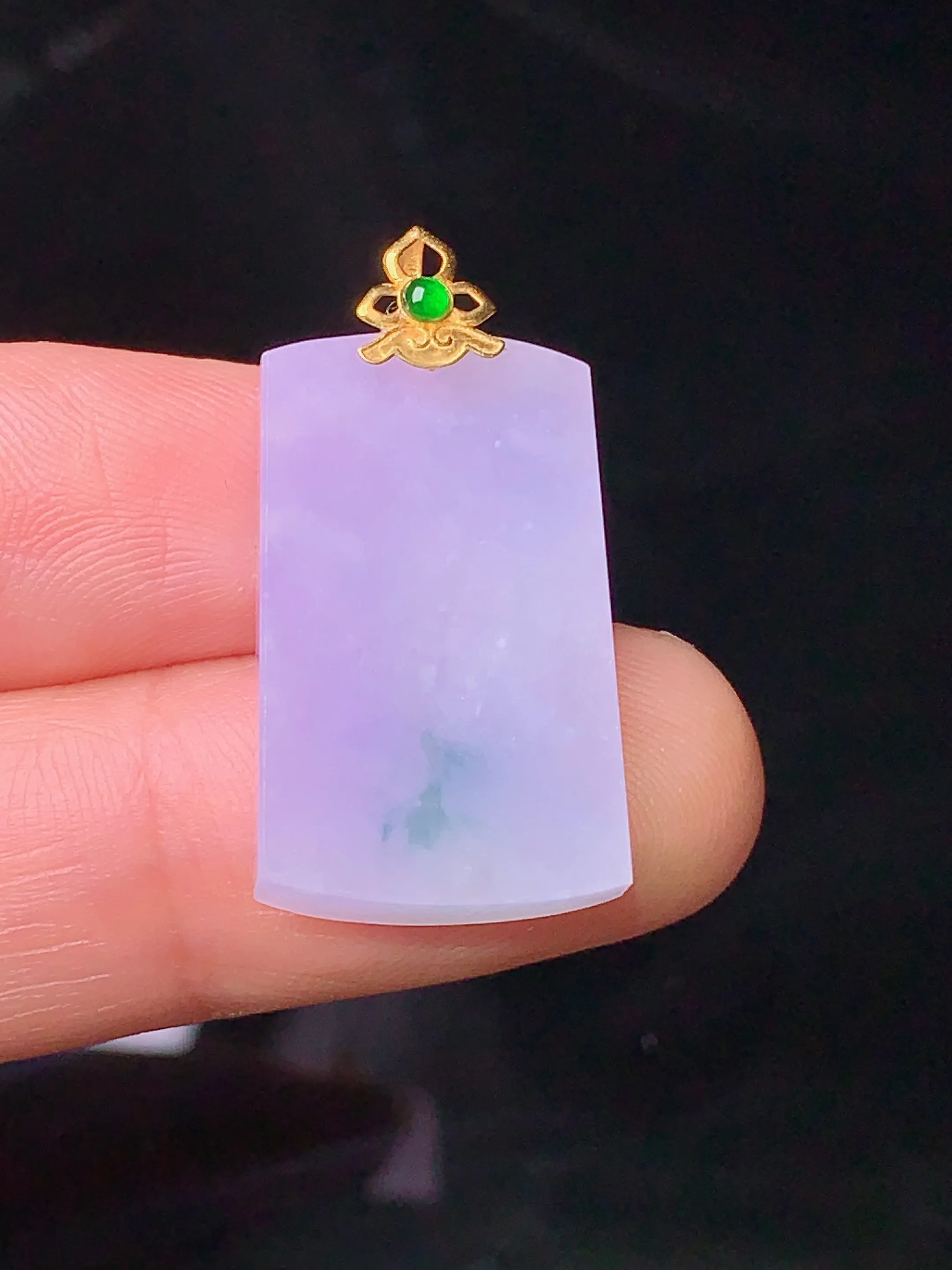 18k金镶嵌紫罗兰无事牌吊坠 玉质细腻 色泽清新艳丽 整体尺寸27.6*14*3.8